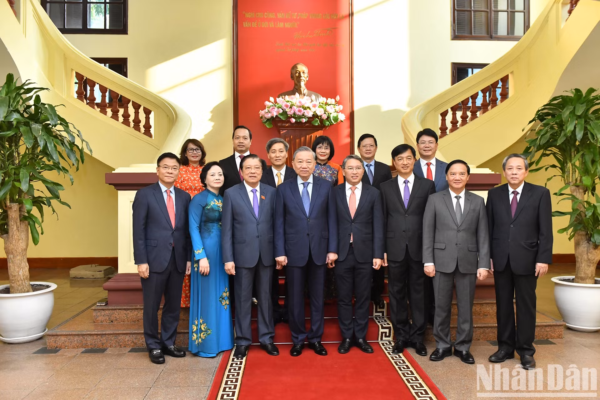 越共中央总书记苏林与司法部党组干事会代表合影。