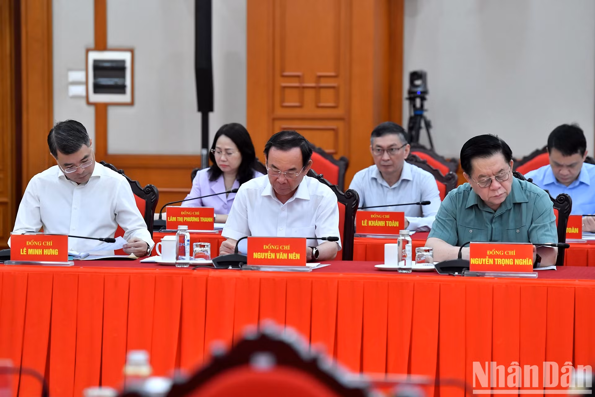 党和国家领导人与各位代表出席会议。