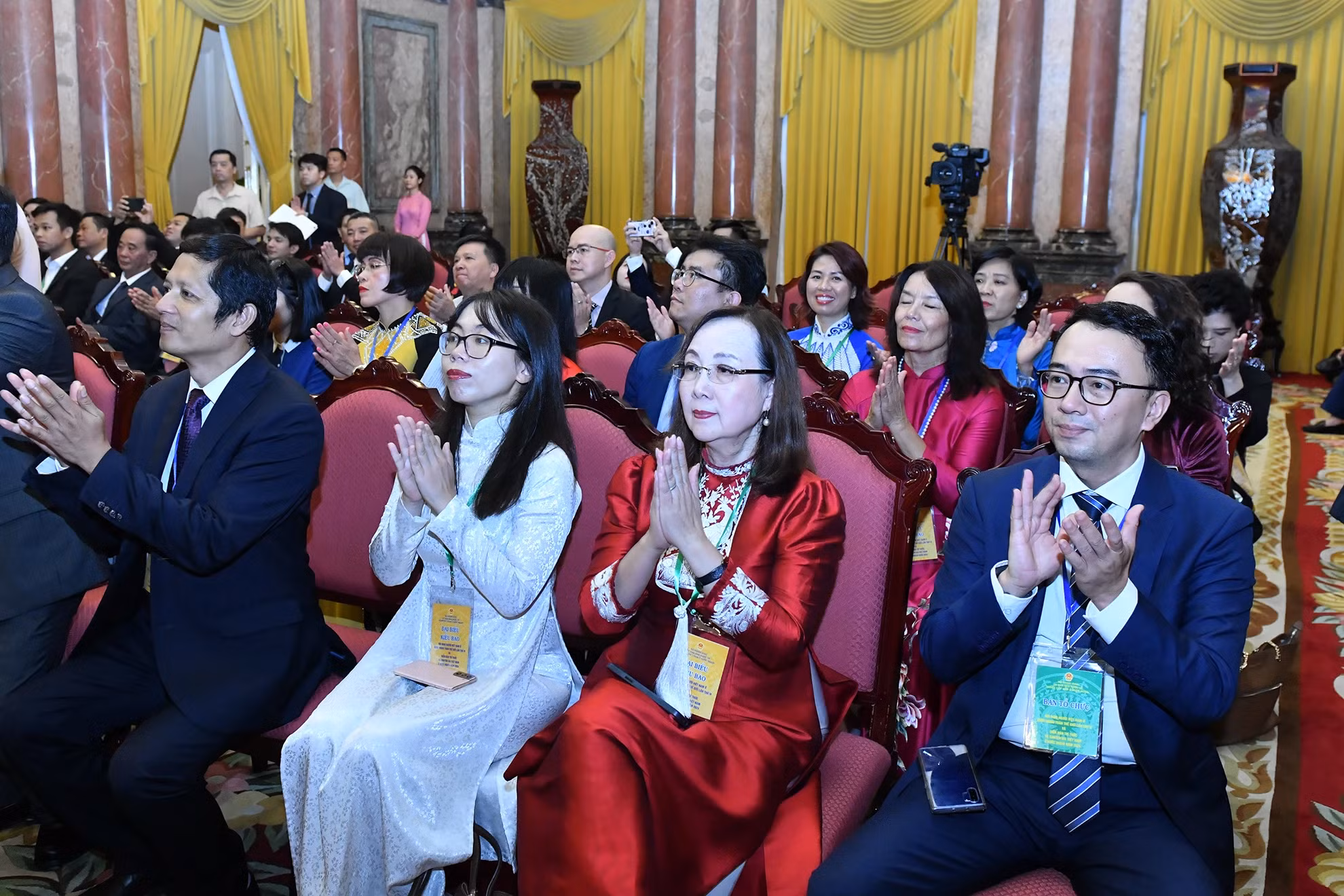 与会代表。