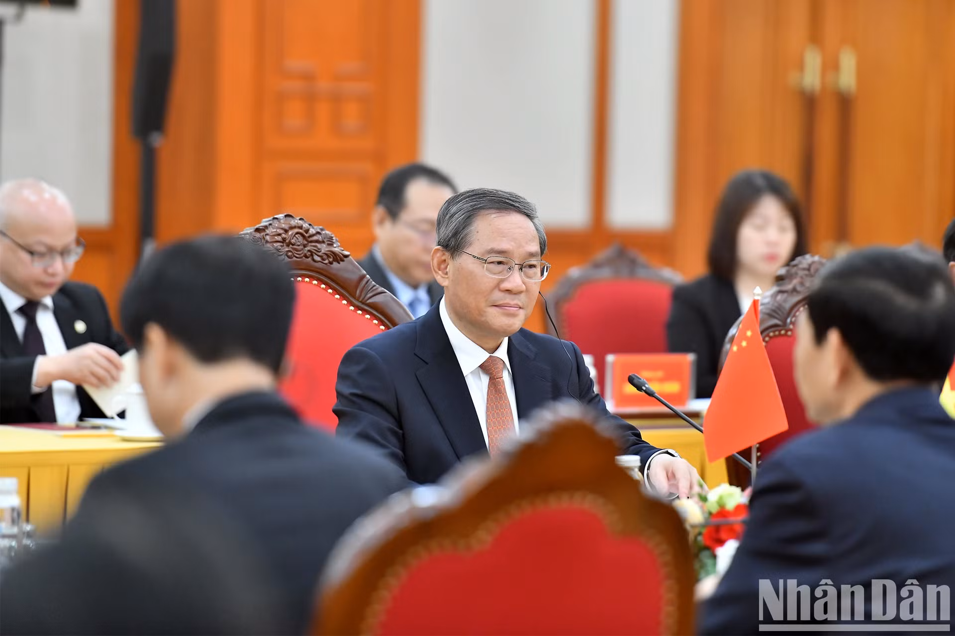 中国国务院总理李强在会见中发表讲话。