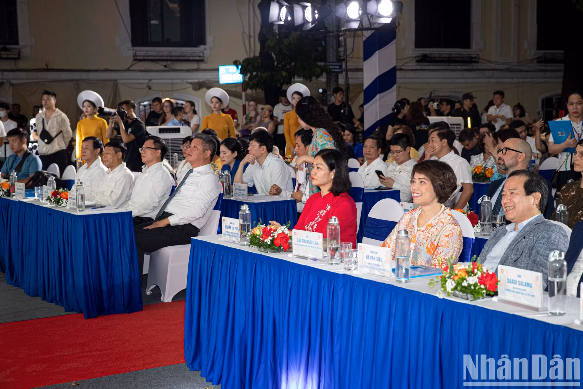 河内市委常务副书记阮氏线与各位代表出席2024年第二届河内秋季节。
