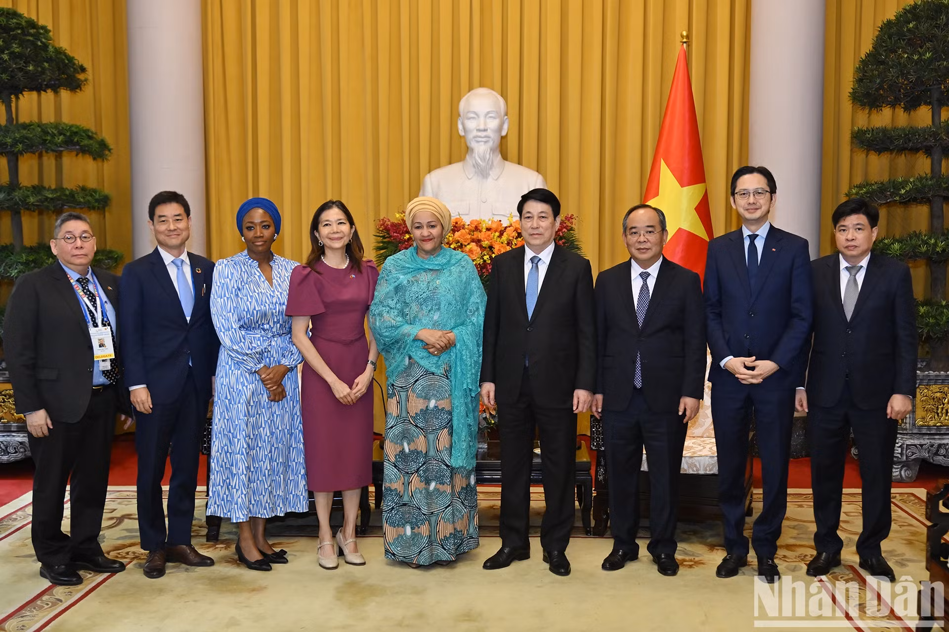越南国家主席梁强与联合国副秘书长阿米娜·穆罕默德和各位代表合影。