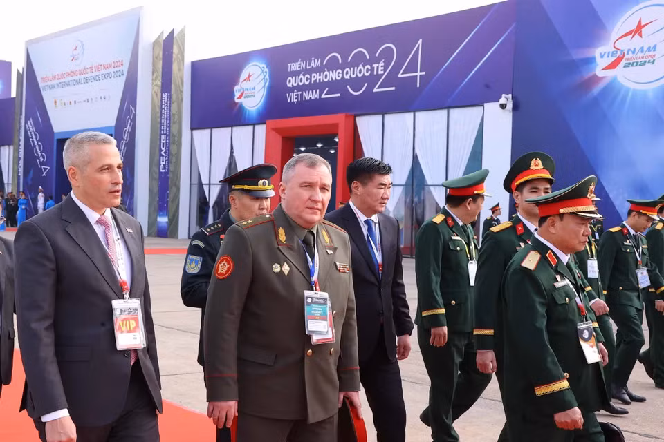 国际代表出席2024年越南国际防务展开幕式。