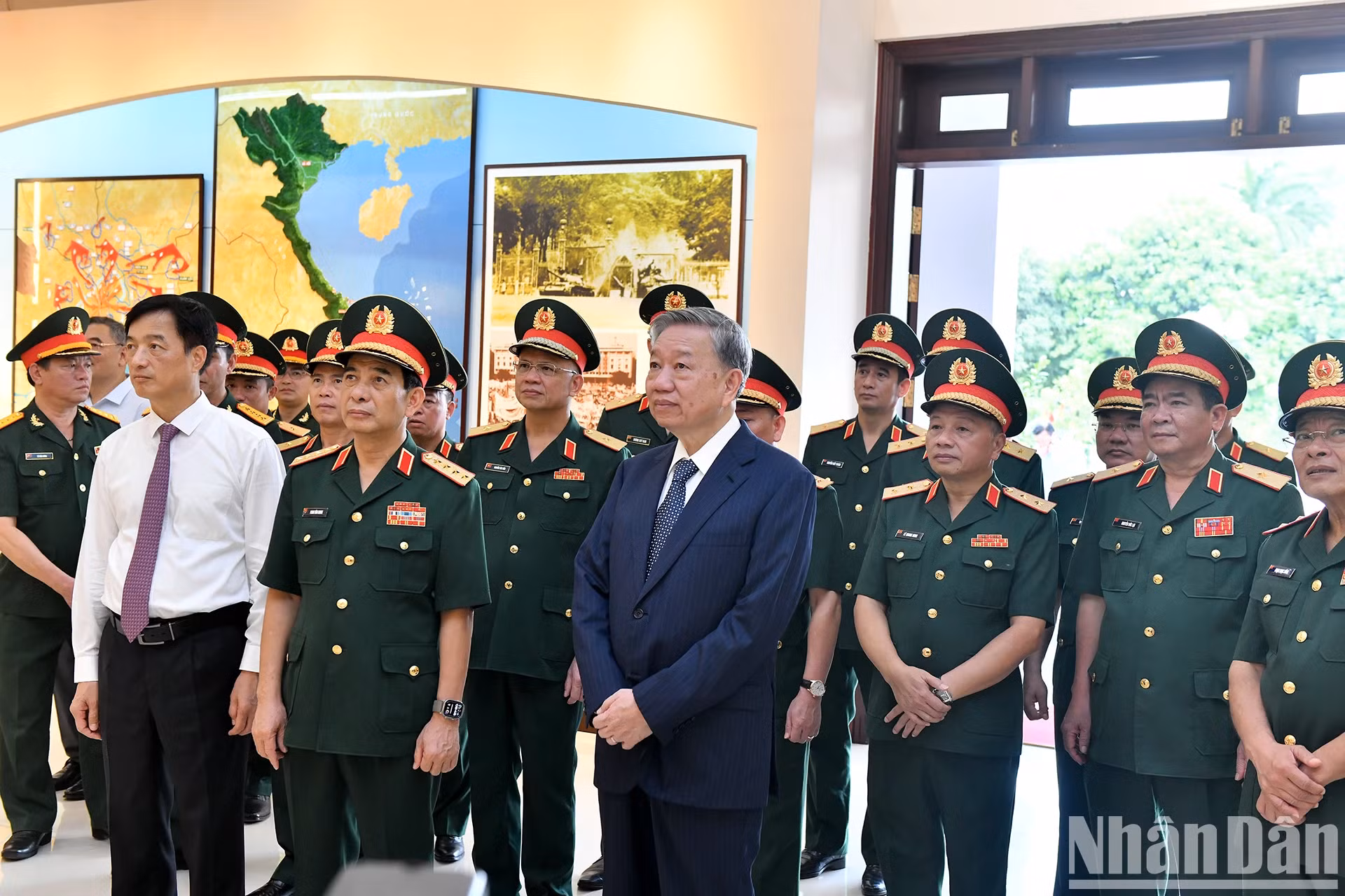 苏林总书记、国家主席参观国防部第二总局博物馆。