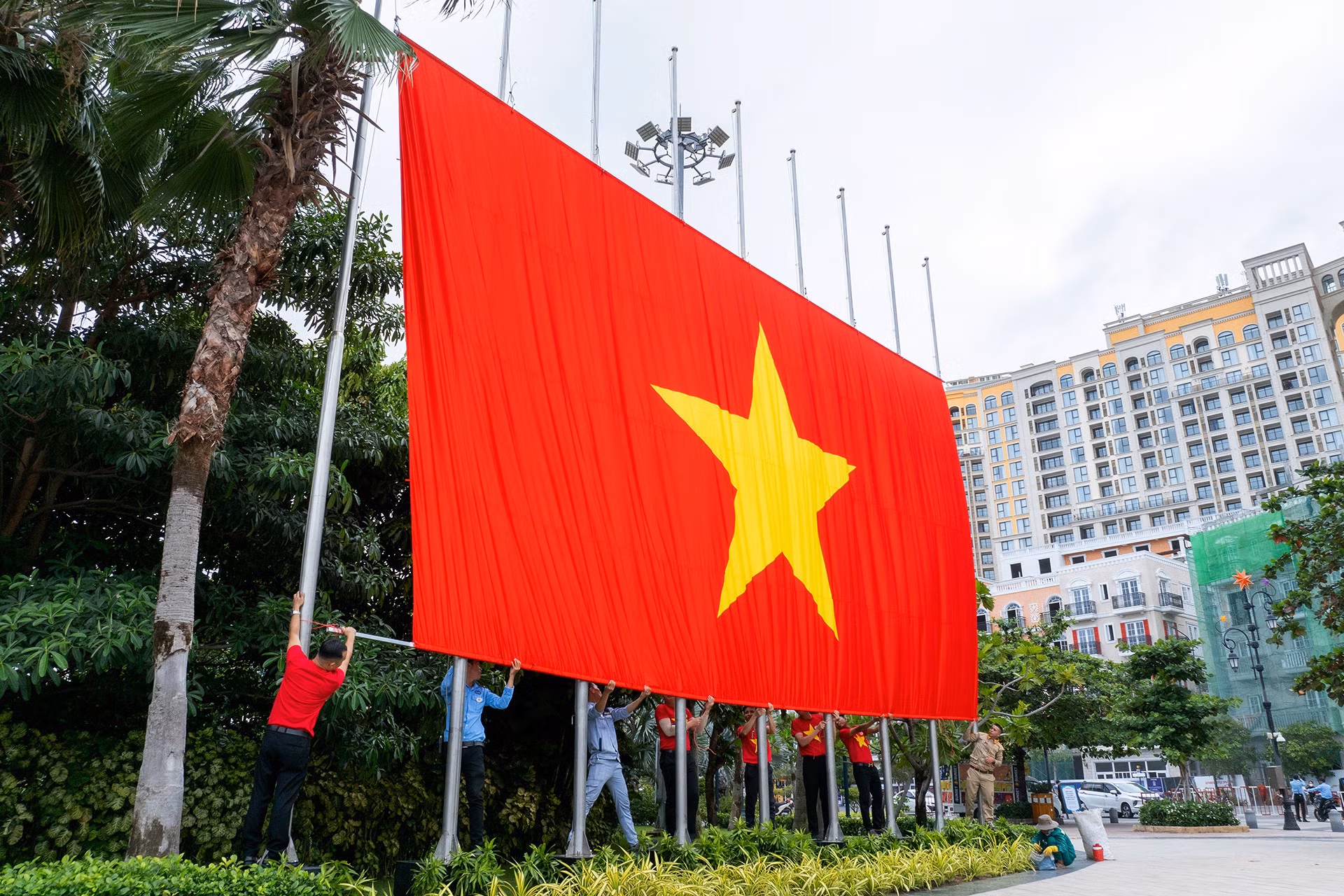 坚江省富国市的一个旅游胜地升起了一面大旗帜,庆祝国庆节。(图片来源:DS) 坚江省富国市的一个旅游胜地升起了一面大旗帜,庆祝国庆节。(图片来源:DS)