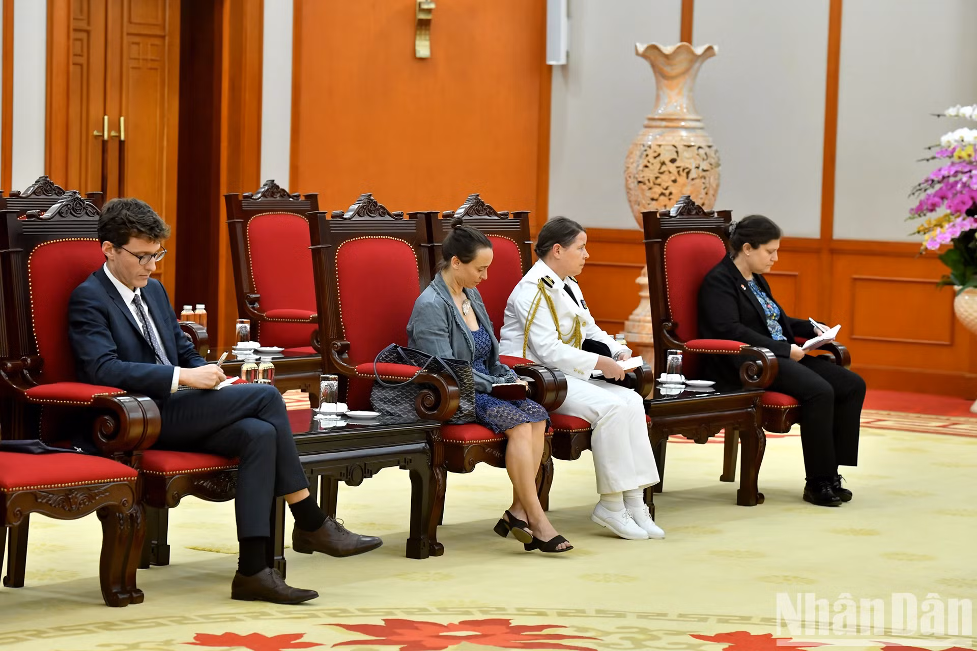 陪同法国驻越大使奥利维耶·布罗谢的各位代表。