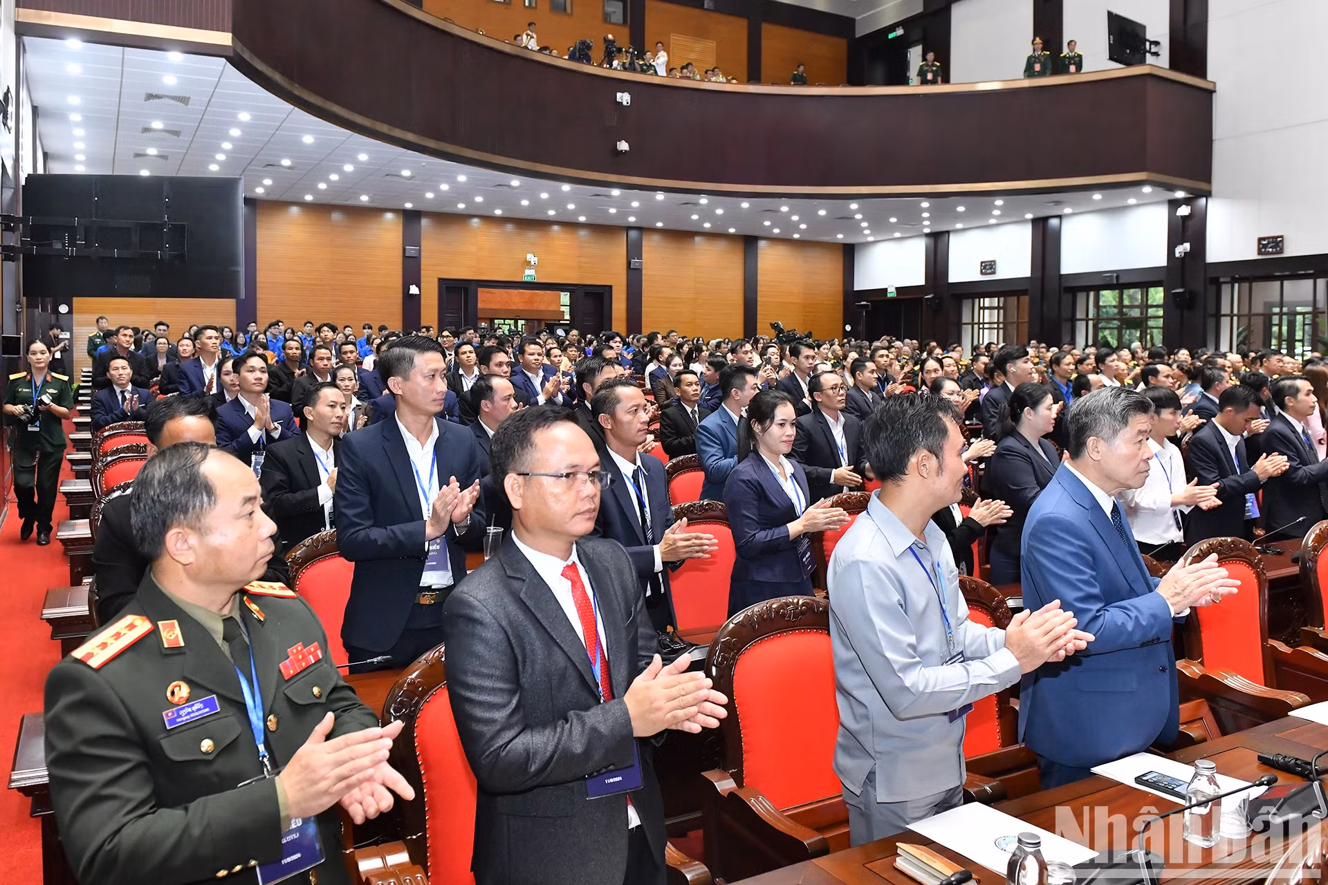 前越南援老志愿军和专家，前在老越南留学生以及两国青年代表等近400人出席见面会。