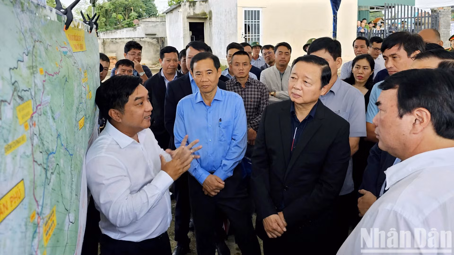 大山口（Đèo Cả）集团董事长胡明黄向政府副总理陈红河一行汇报了新富-保禄高速公路建设项目实施情况。