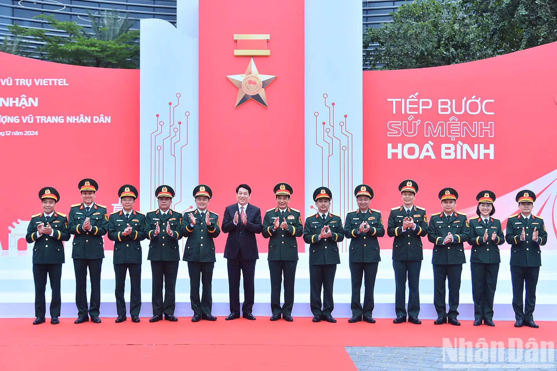 越南国家主席梁强与代表们。