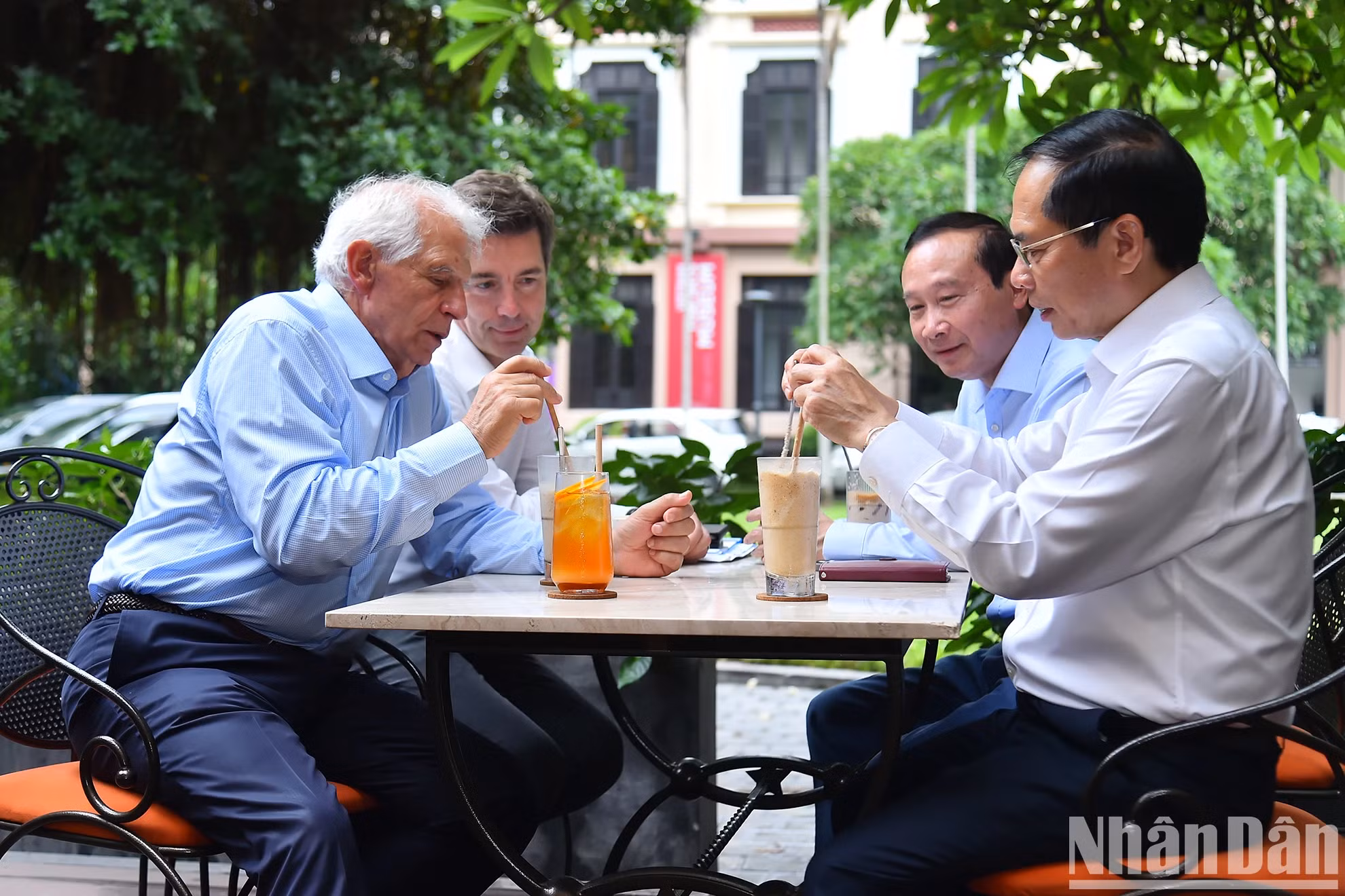 越南外交部长裴青山向欧盟委员会副主席博雷利介绍越南典型饮品。
