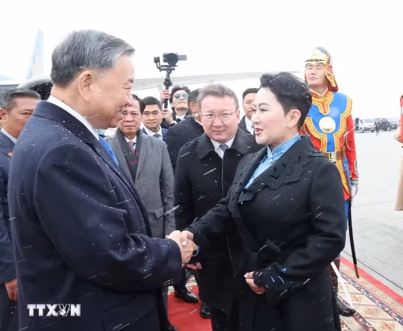 蒙古国外交部长巴特蒙赫·巴特策策格,蒙古国驻越南大使吉吉·塞里贾夫,蒙古国外交部亚洲司司长胡兰在成吉思汗机场迎接苏林总书记、国家主席一行。 蒙古国外交部长巴特蒙赫·巴特策策格,蒙古国驻越南大使吉吉·塞里贾夫,蒙古国外交部亚洲司司长胡兰在成吉思汗机场迎接苏林总书记、国家主席一行。