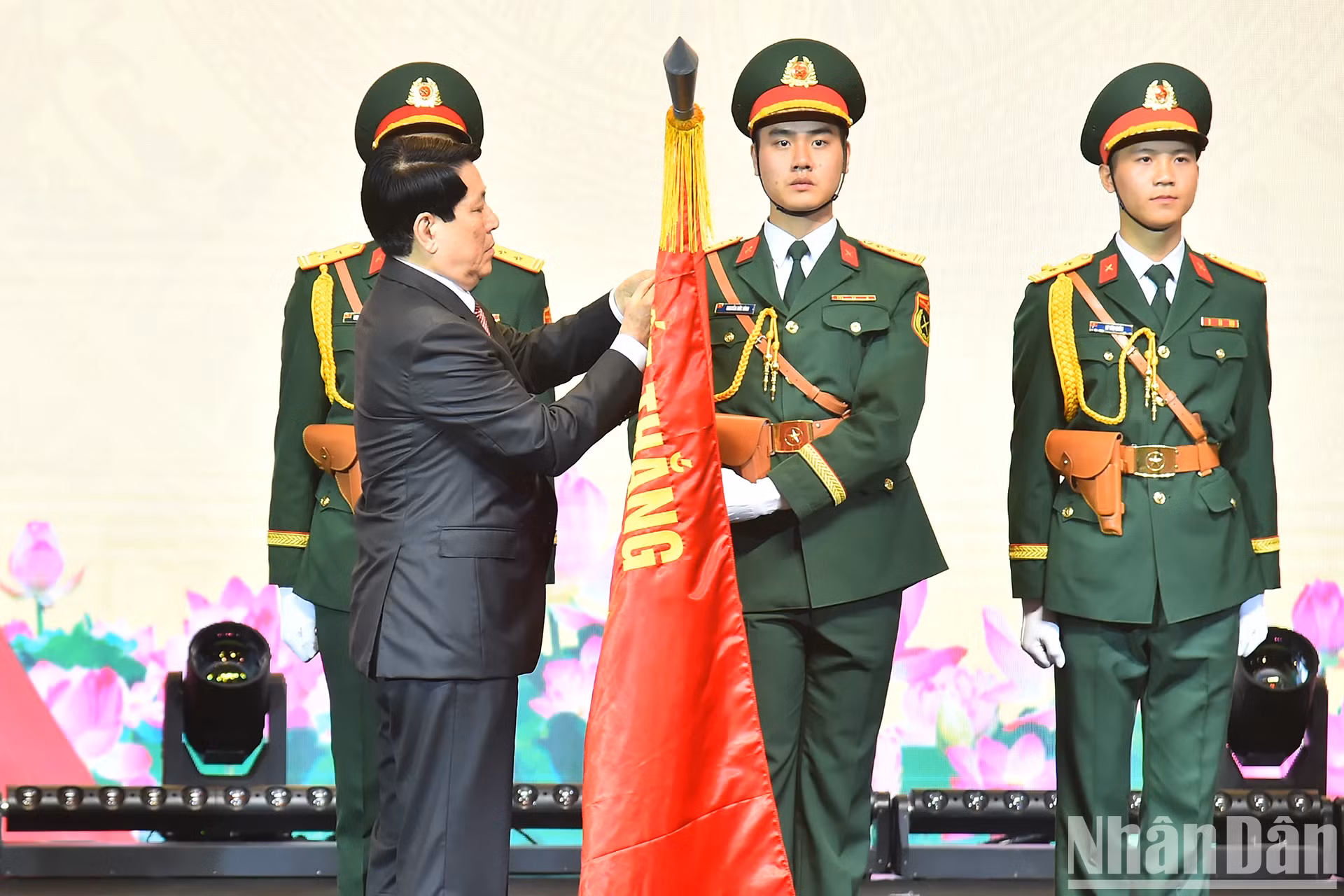 越南国家主席梁强代表党和国家领导人将人民武装力量英雄徽章挂上Viettel航空航天研究院的决胜军旗。