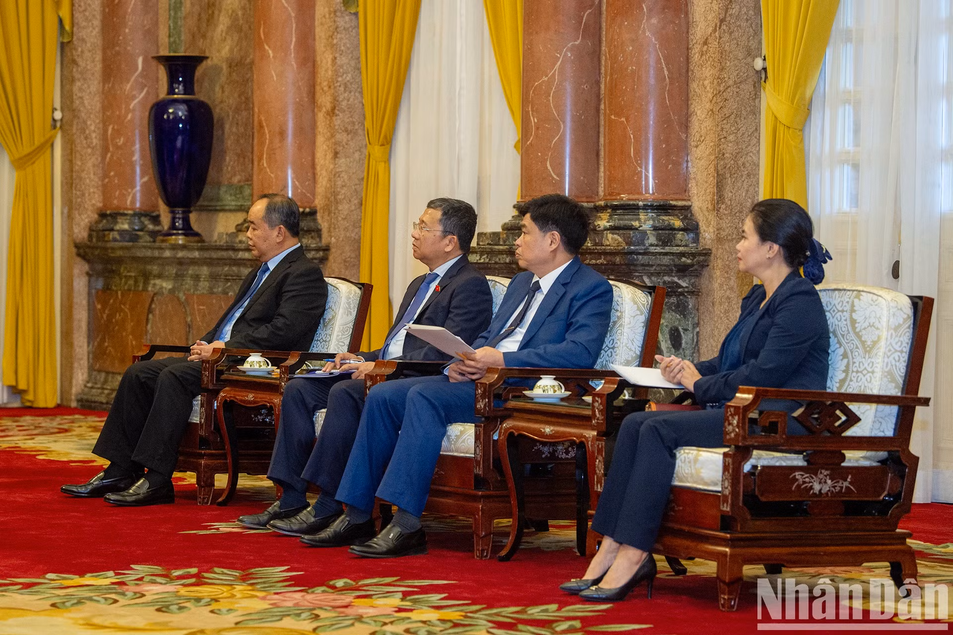 越南代表出席会见。