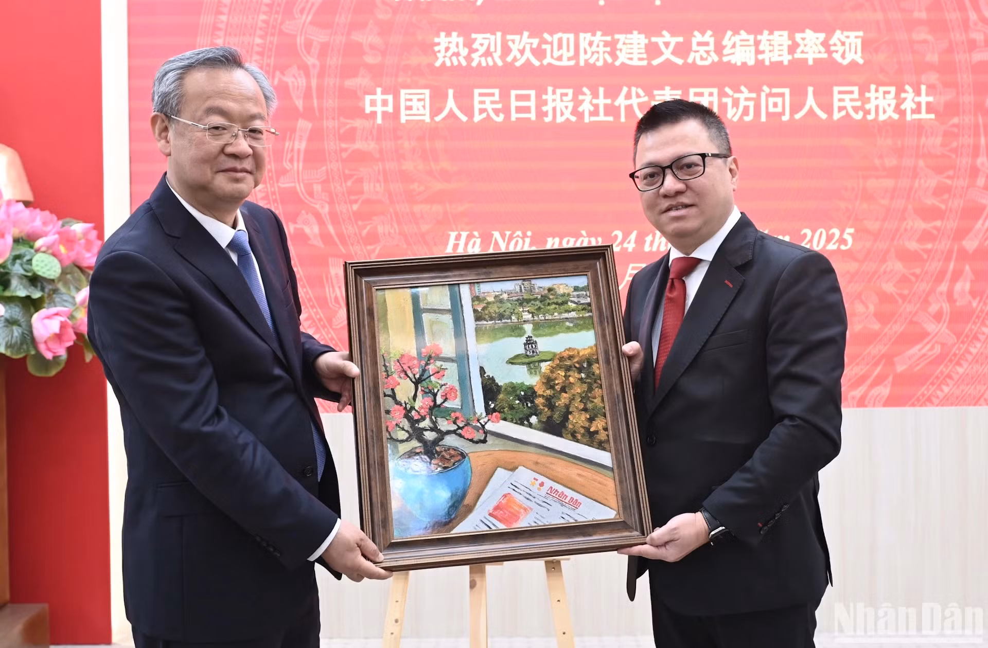 黎国明同志向陈建文同志赠送纪念品。