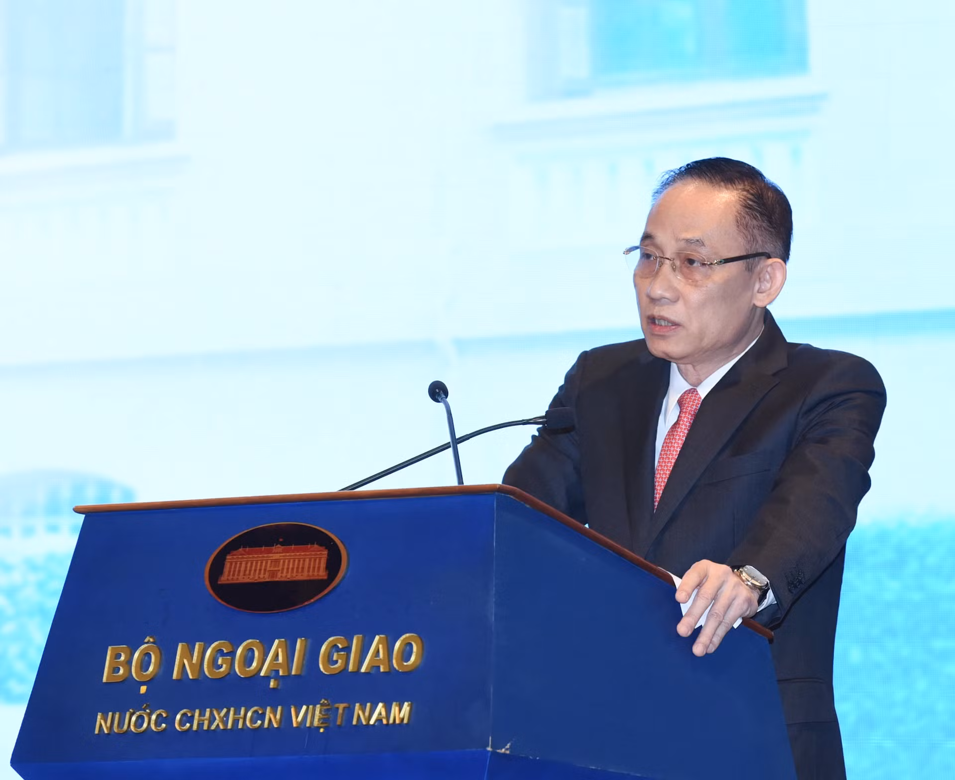 越共中央对外部部长黎怀忠发表讲话。