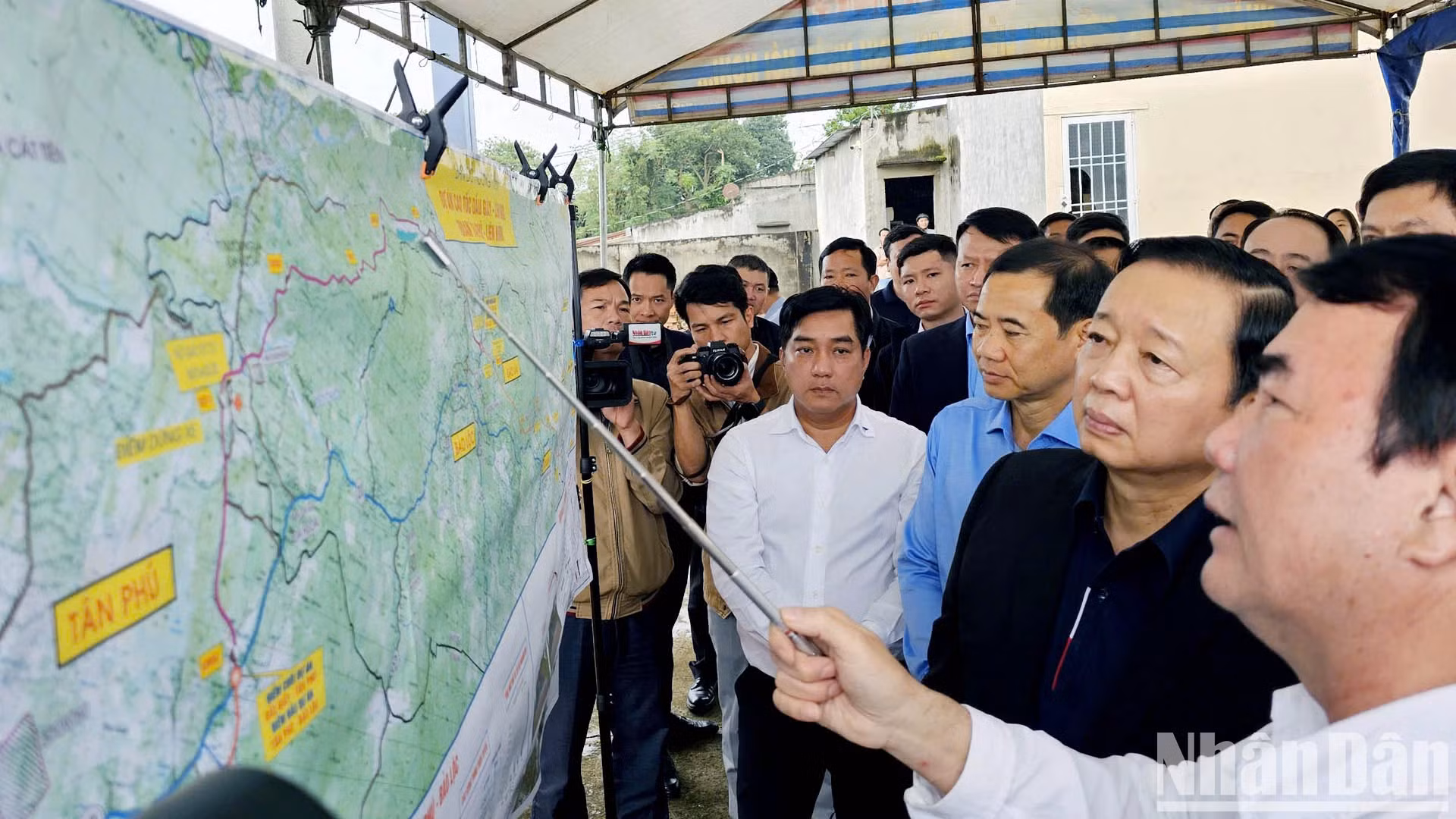 林同省人民委员会副主席范S向政府副总理陈红河汇报了同奈省新富-林同省保禄高速公路建设项目实施情况。