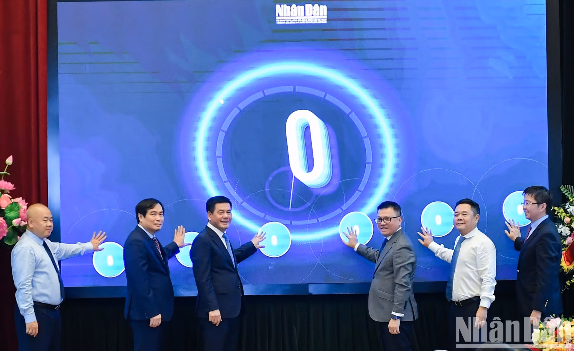 《人民报》社总编辑黎国明，越南工贸部部长阮鸿延和各位代表按钮开通《人民报》国家品牌专栏。