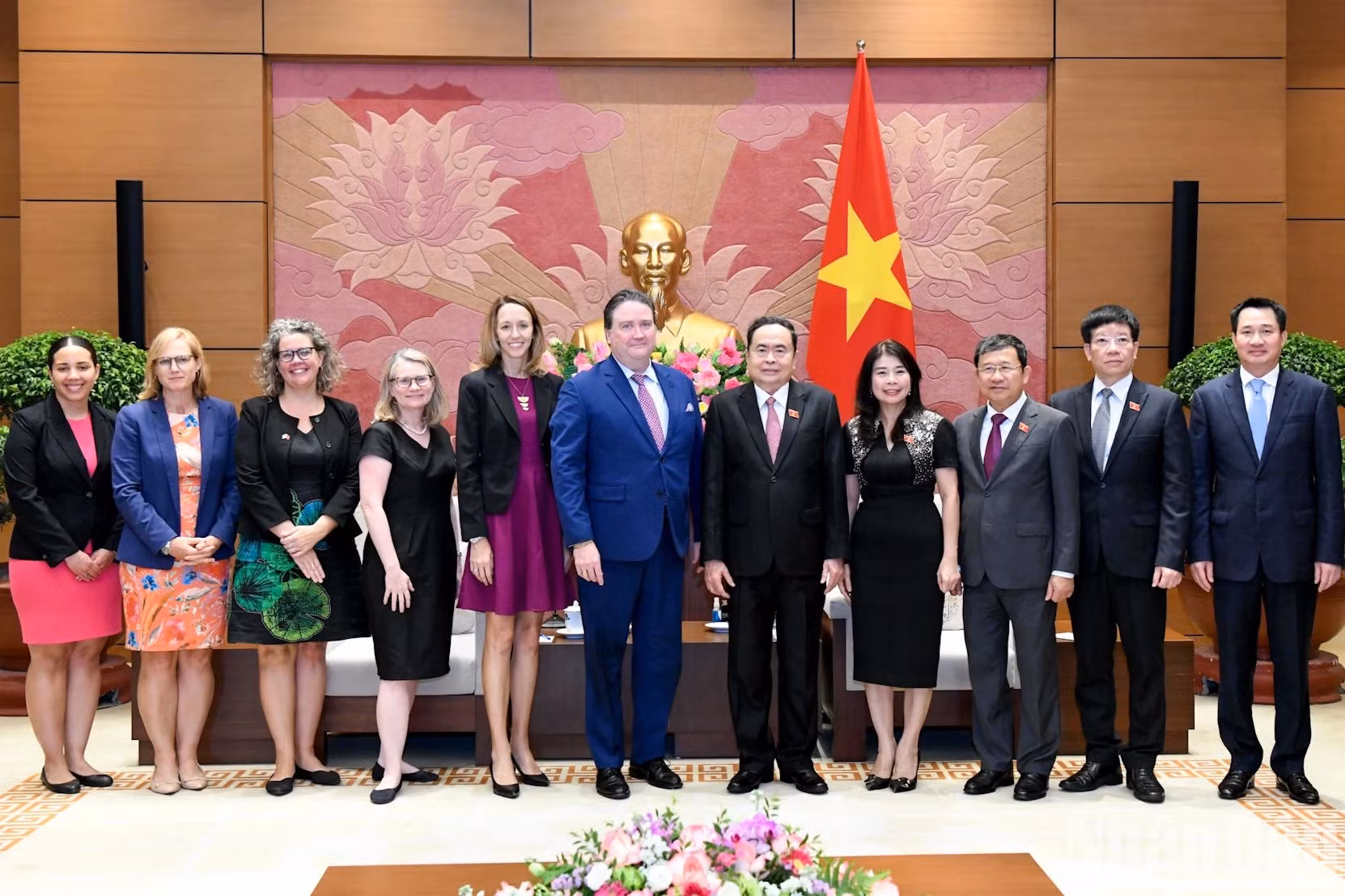 国会主席陈青敏与美国驻越南大使马克·纳珀和两国代表合影。