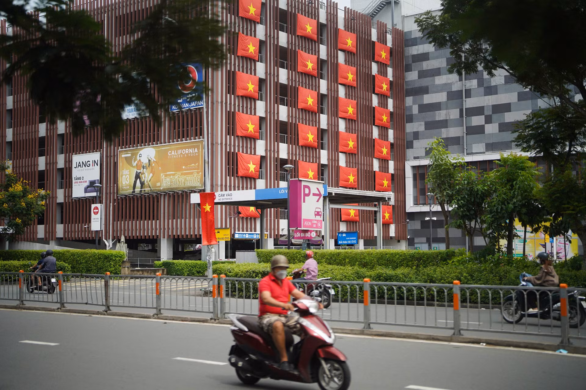 胡志明市新富郡的一座办公楼的每层楼都悬挂着国旗。(富寿 摄) 胡志明市新富郡的一座办公楼的每层楼都悬挂着国旗。(富寿 摄)