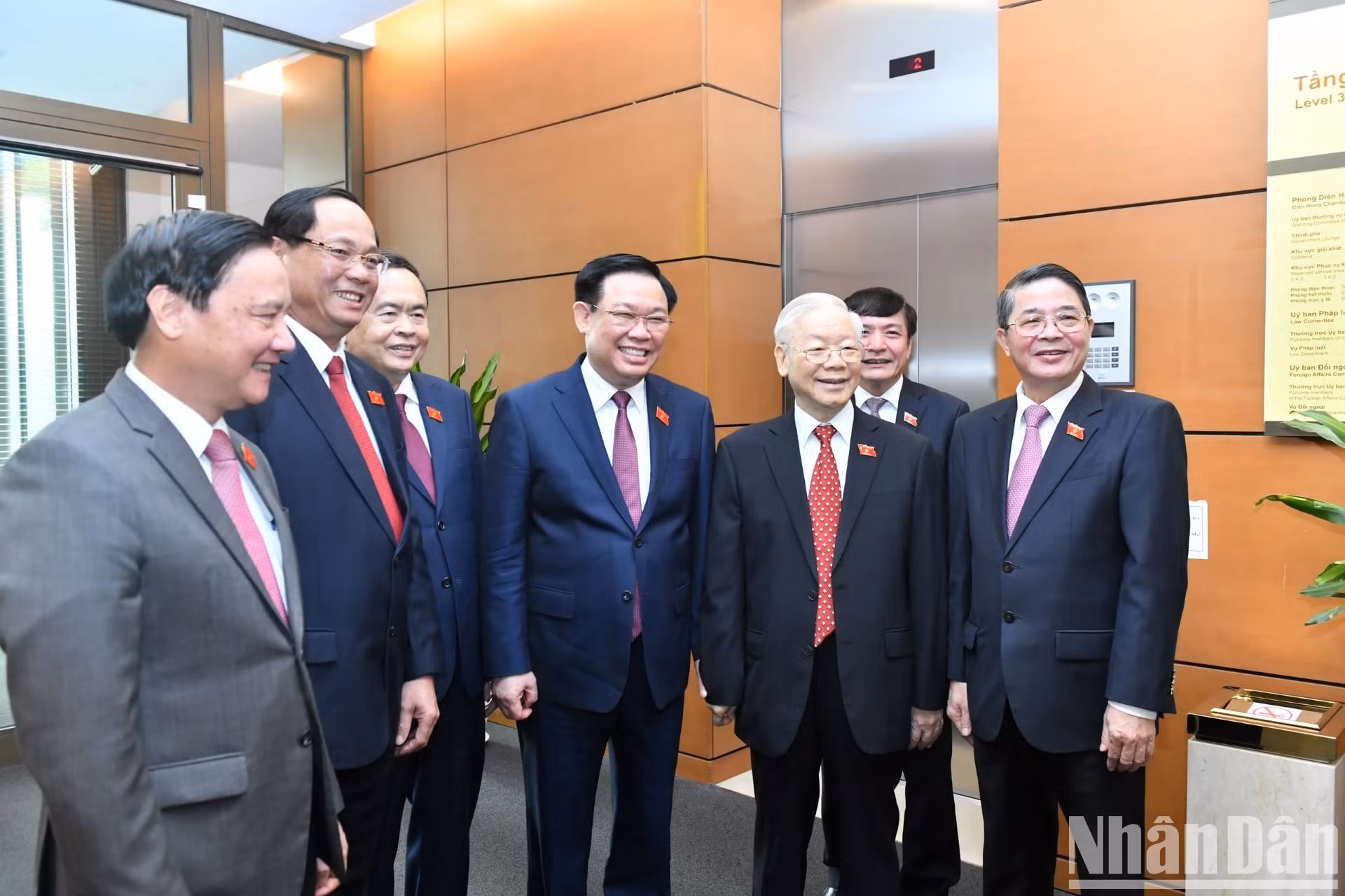越共中央总书记阮富仲，越南国会主席王廷惠同各位国会副主席，国会领导人一同出席闭幕会。