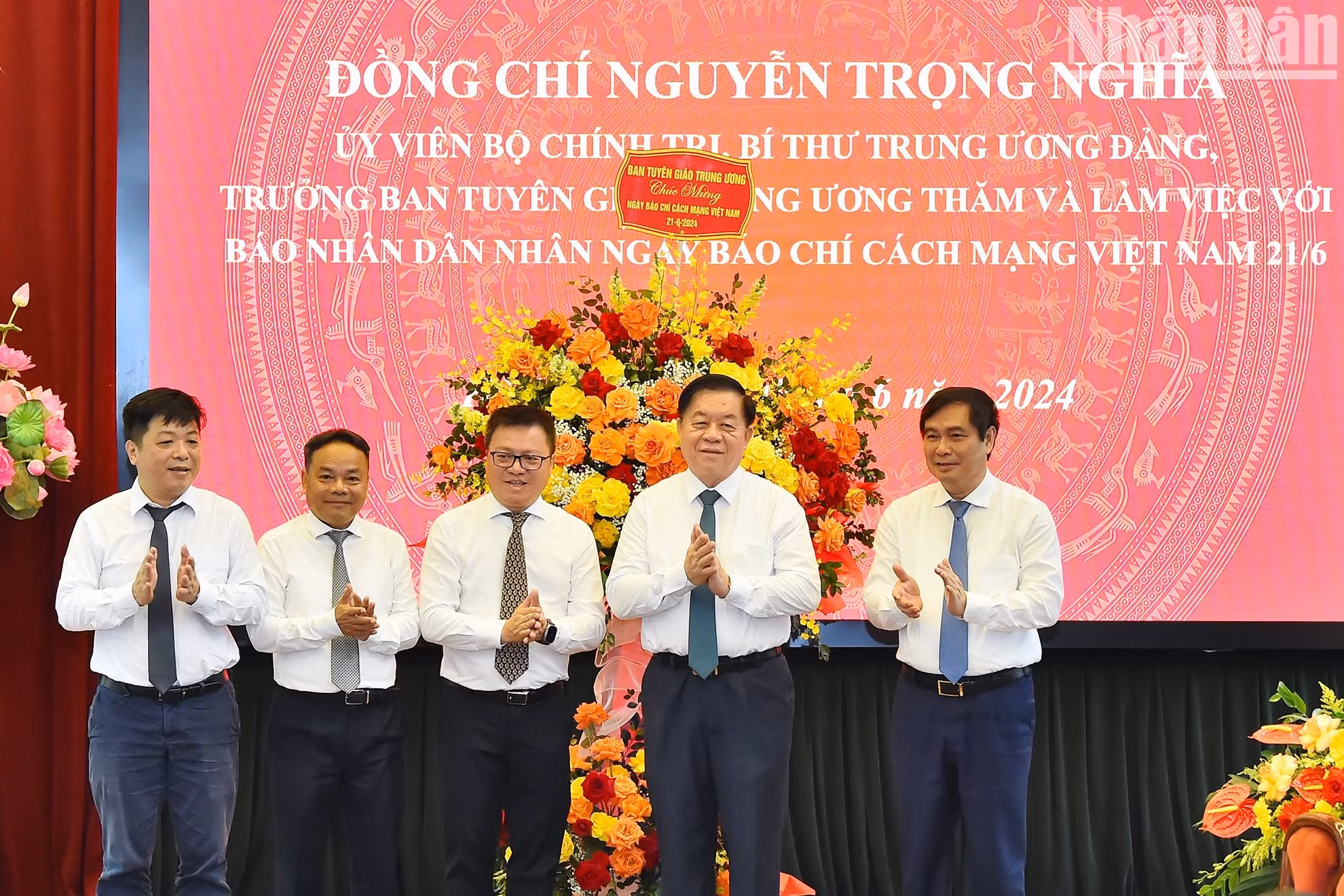 越共中央政治局委员、中央书记处书记、中央宣教部部长阮重义对《人民报》社进行工作访问。（水原 摄）