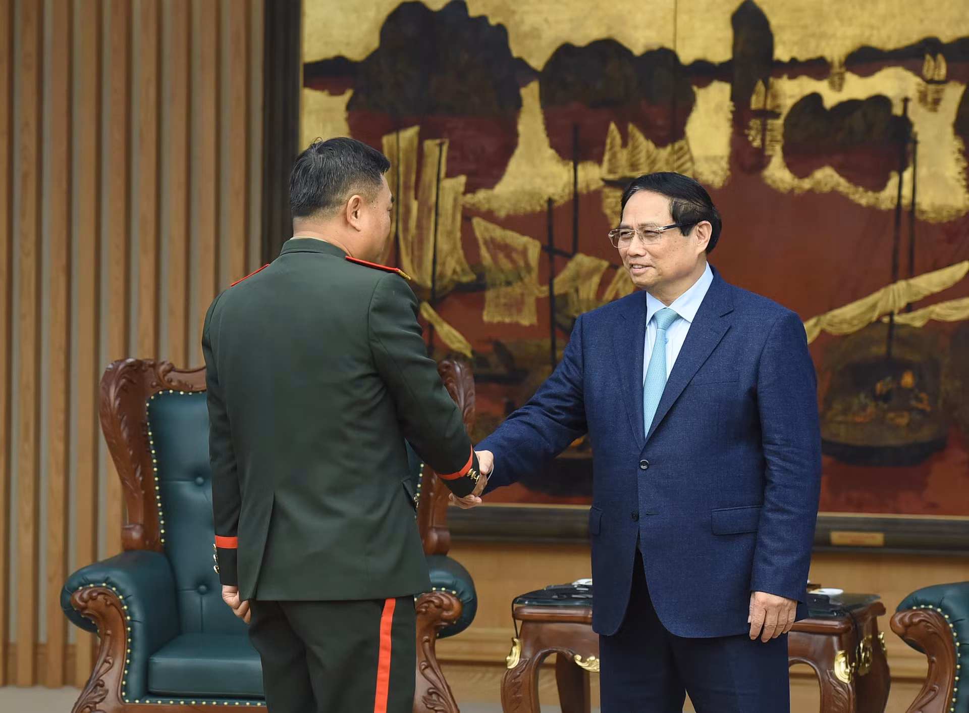 范明正总理会见陪同老挝人民军总参谋长赛查·库玛西斯的成员们。