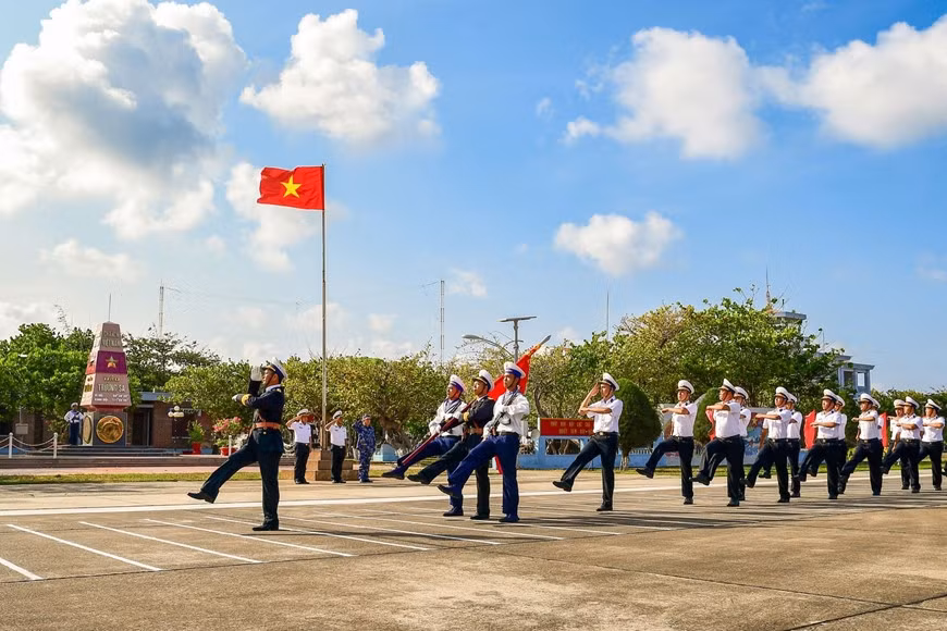 在长沙岛上举行的升旗仪式。（图片来源：《人民军队报》）
