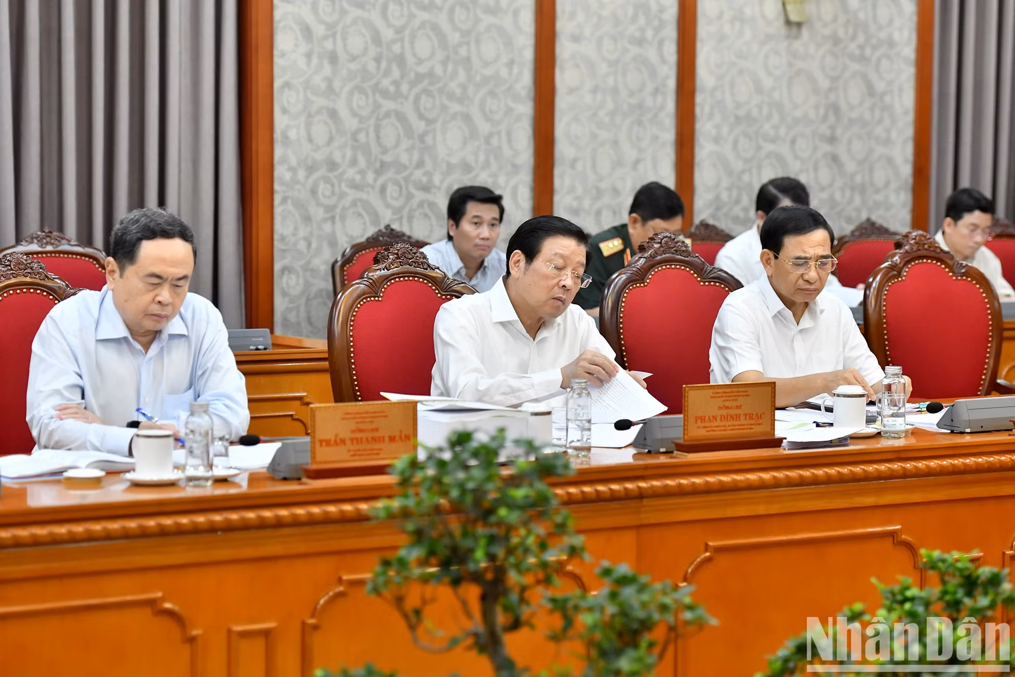 党、国家领导人和各位代表出席会议。