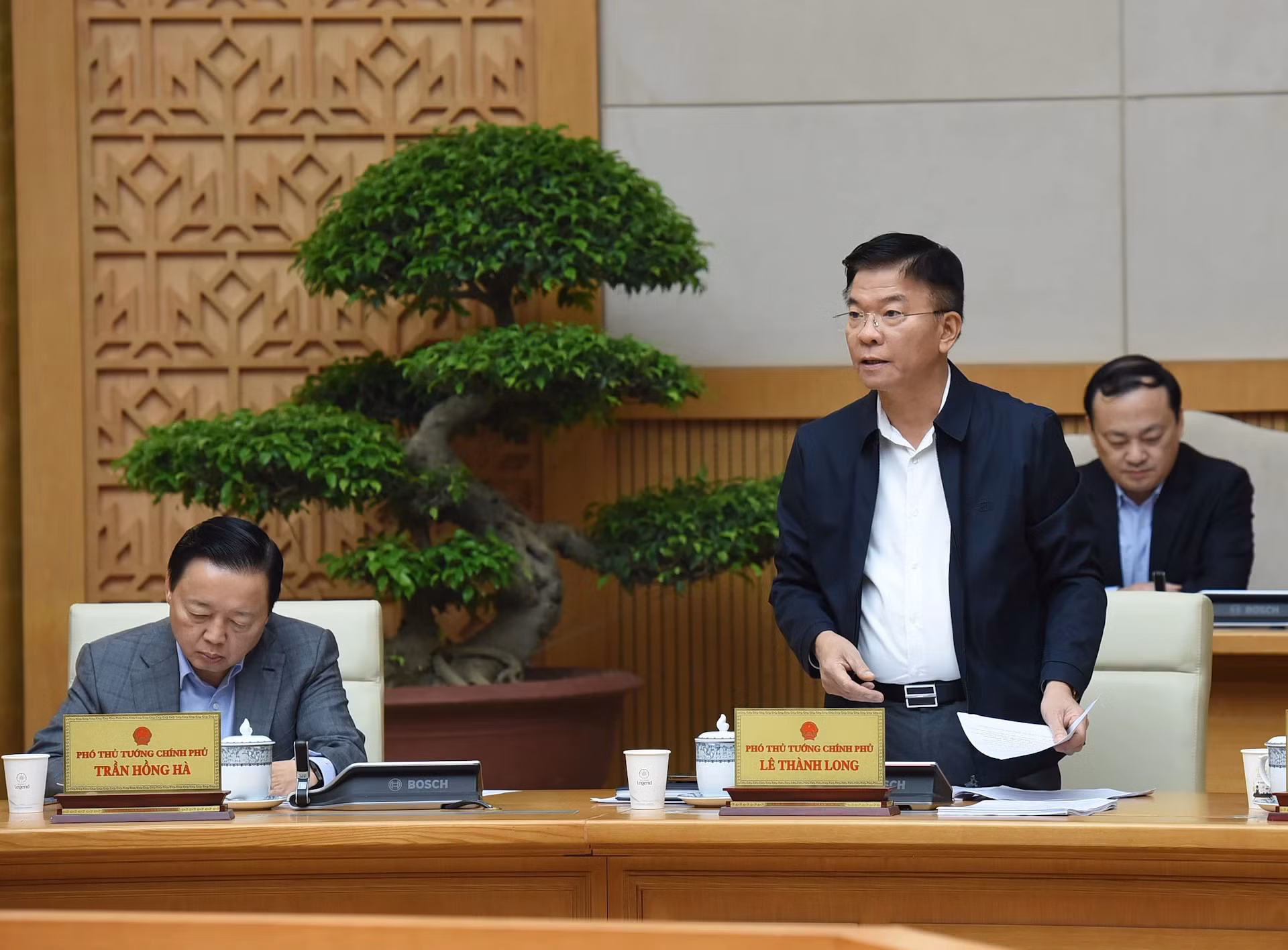 政府副总理黎成龙发表讲话。