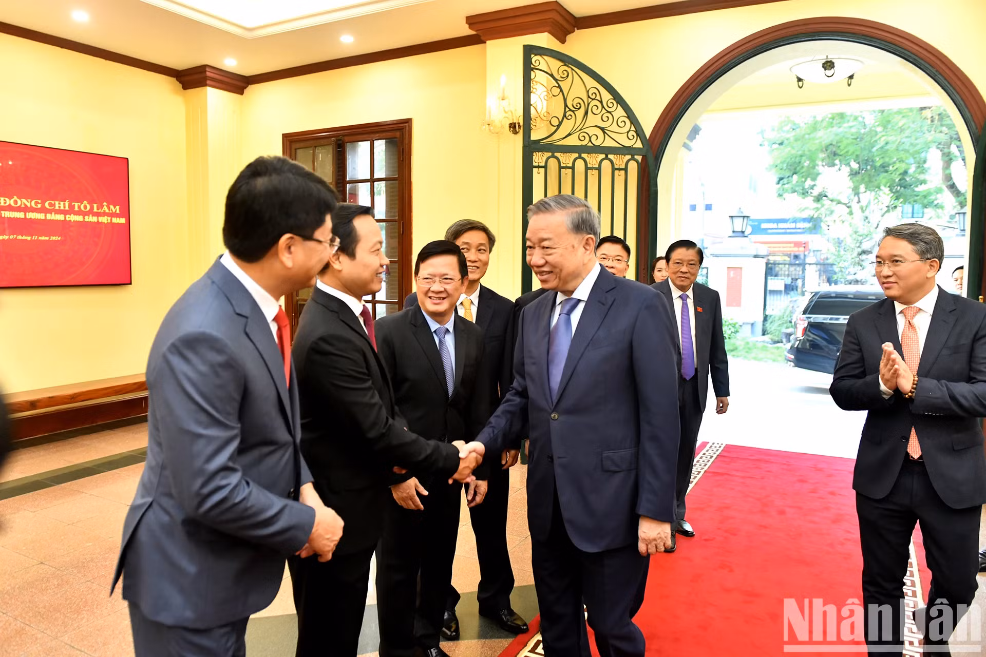 越共中央总书记苏林与司法部党组干事会代表。
