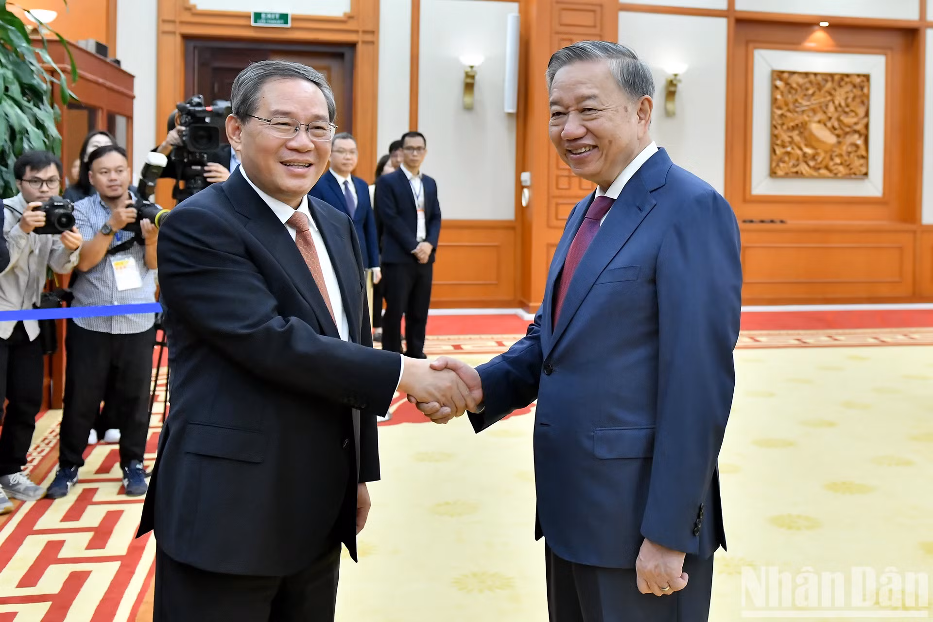 越共中央总书记、国家主席苏林与中国国务院总理李强。