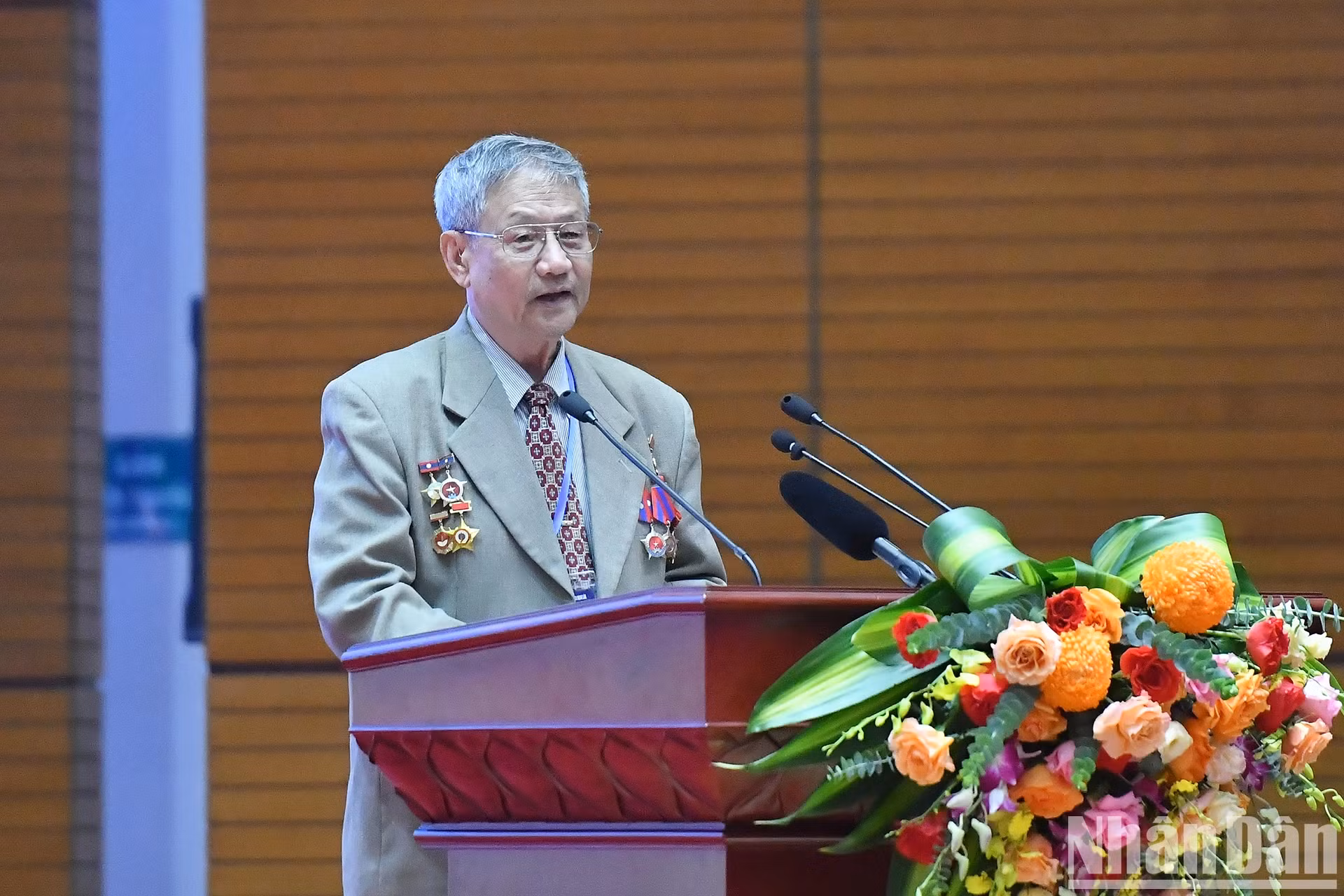 前越南援老专家代表发表讲话。
