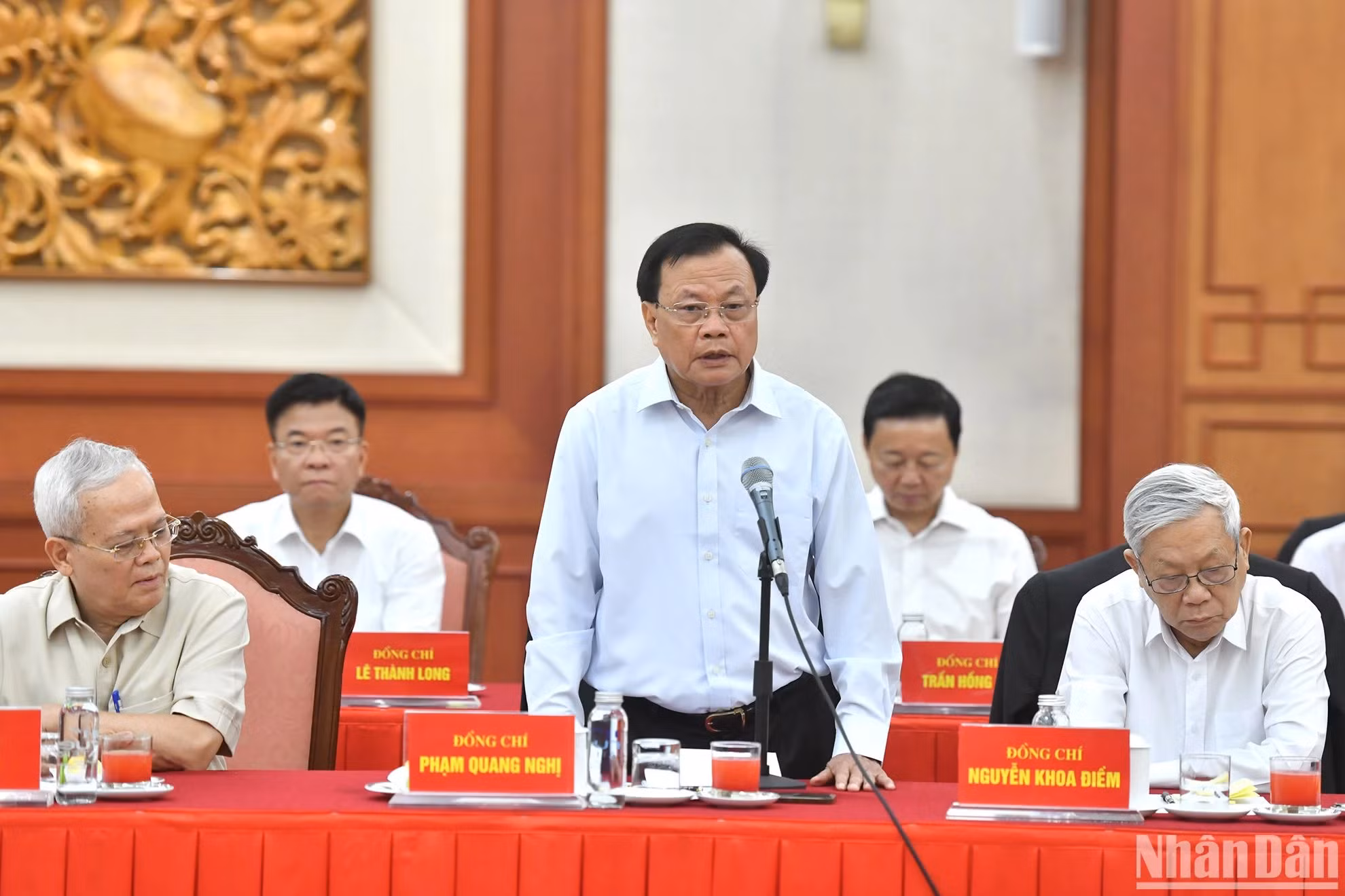 原越共中央政治局委员、原河内市委书记范光毅在会上发表讲话。