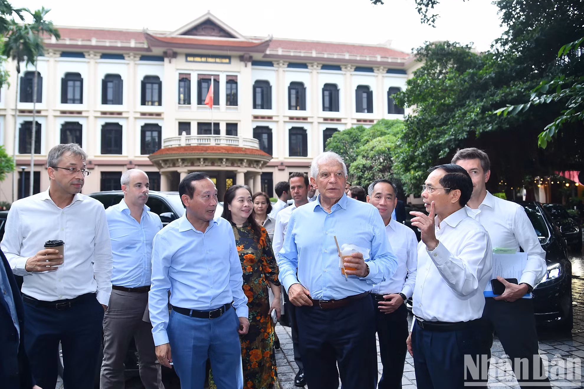 越南外交部长裴青山与欧盟委员会副主席博雷利和各位代表在越南美术博物馆内进行交谈。
