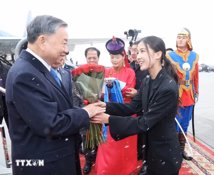 蒙古姑娘在乌兰巴托成吉思汗机场送花欢迎苏林总书记、国家主席。 蒙古姑娘在乌兰巴托成吉思汗机场送花欢迎苏林总书记、国家主席。