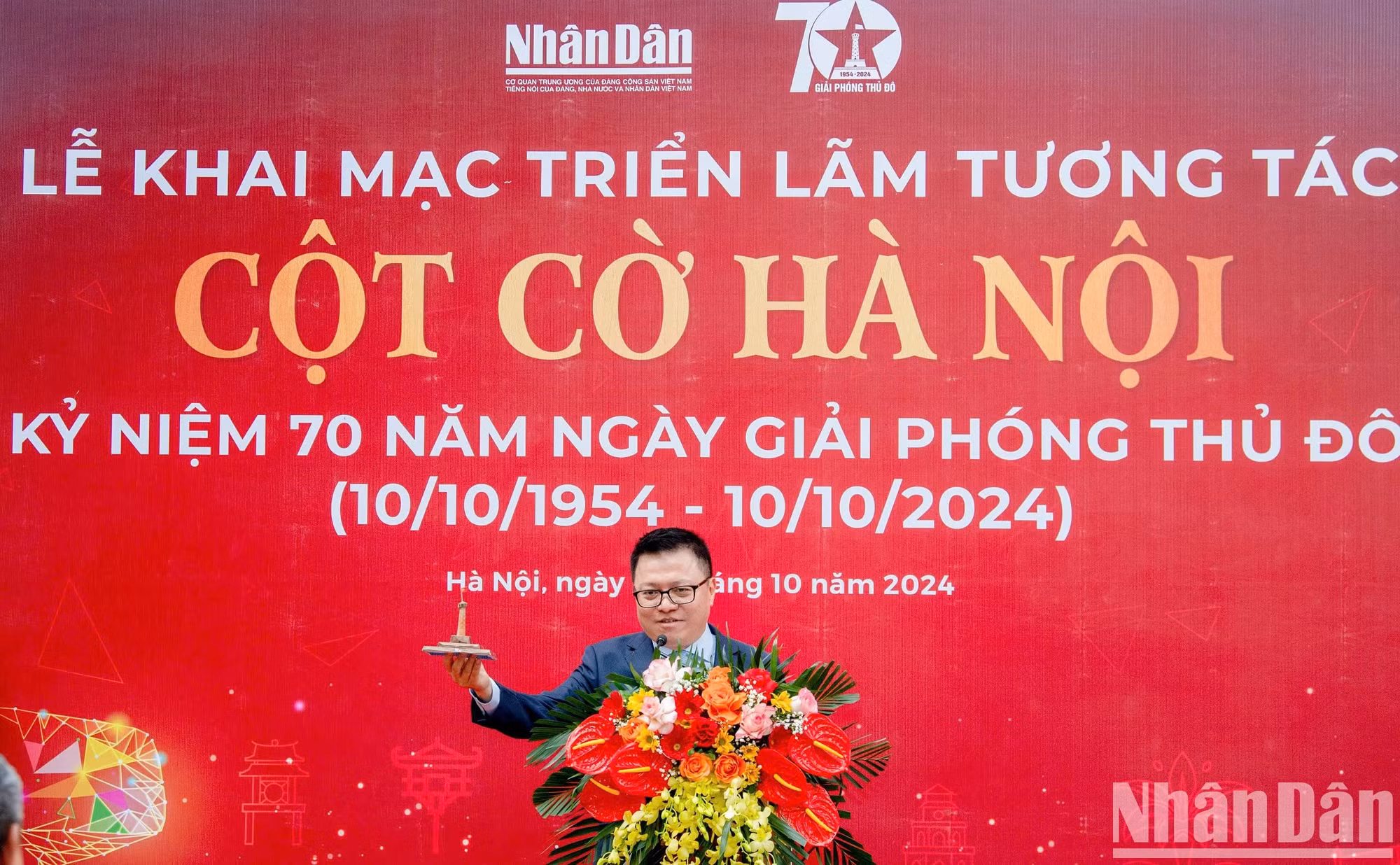 读者可以将报纸页面剪切并粘贴成河内旗台模型，并通过3 个二维码与模型互动。每个二维码都将提供扩展的内容，并引导至 《人民报》社生态系统中的其他有趣项目。