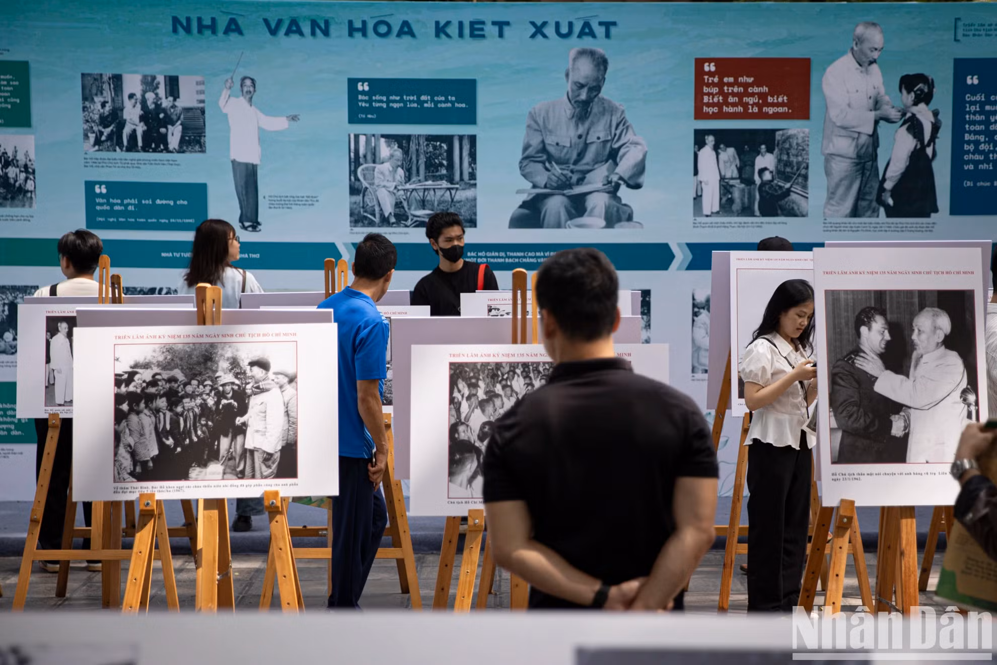 该展览不仅是一个图片展示空间，更是一项深刻的政治和文化活动，帮助公众，特别是年轻一代，更加深入了解胡志明主席的思想、道德和伟大人格。