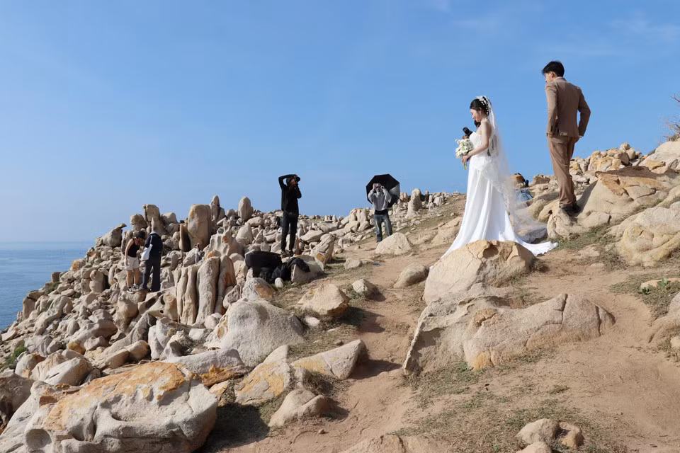 游客在宁顺省宁海县永海乡的主山国家公园岩石公园内拍照留影，记录下这片奇岩美景带来的震撼与感动。