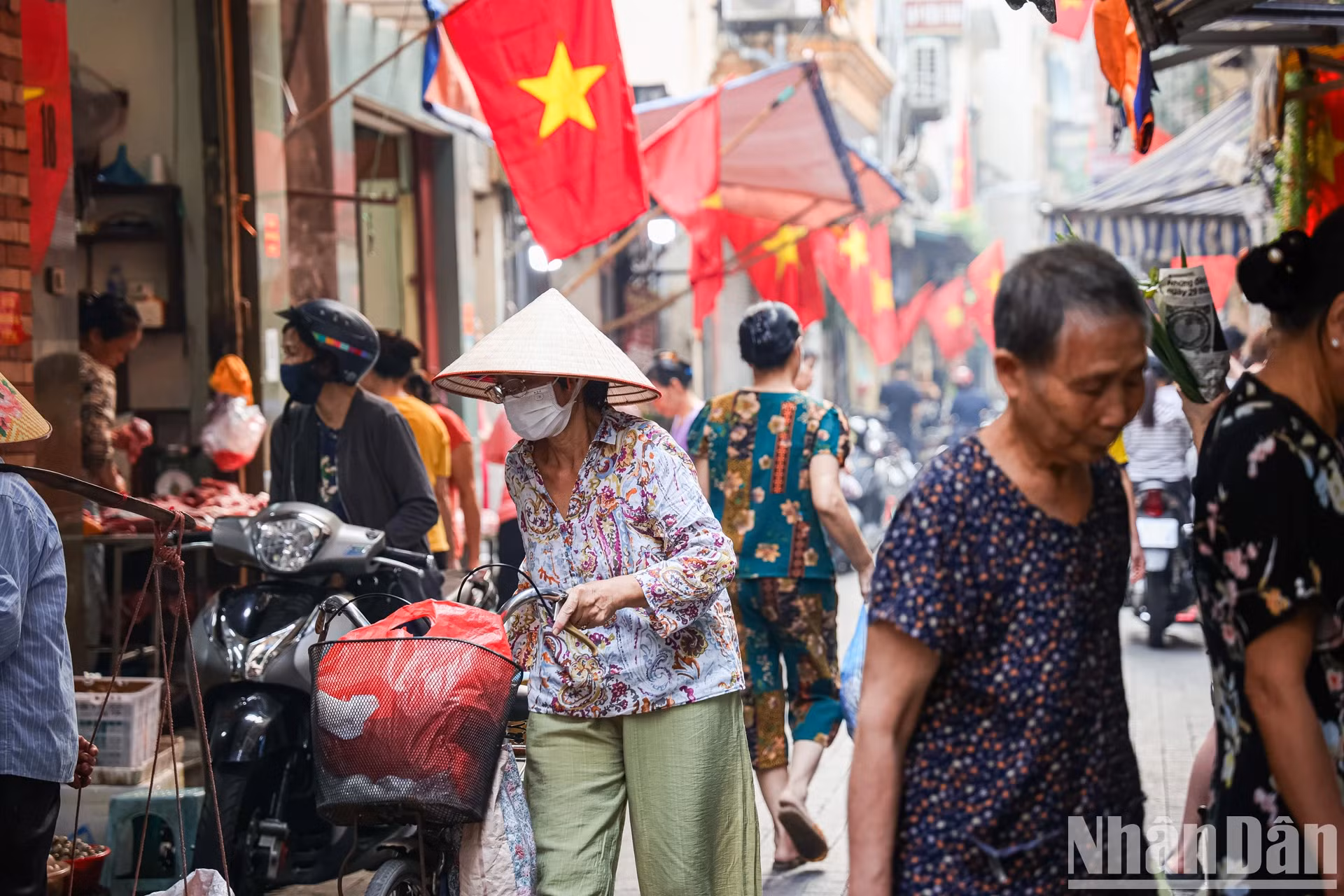 去早市买菜，气氛很快就活跃了起来。