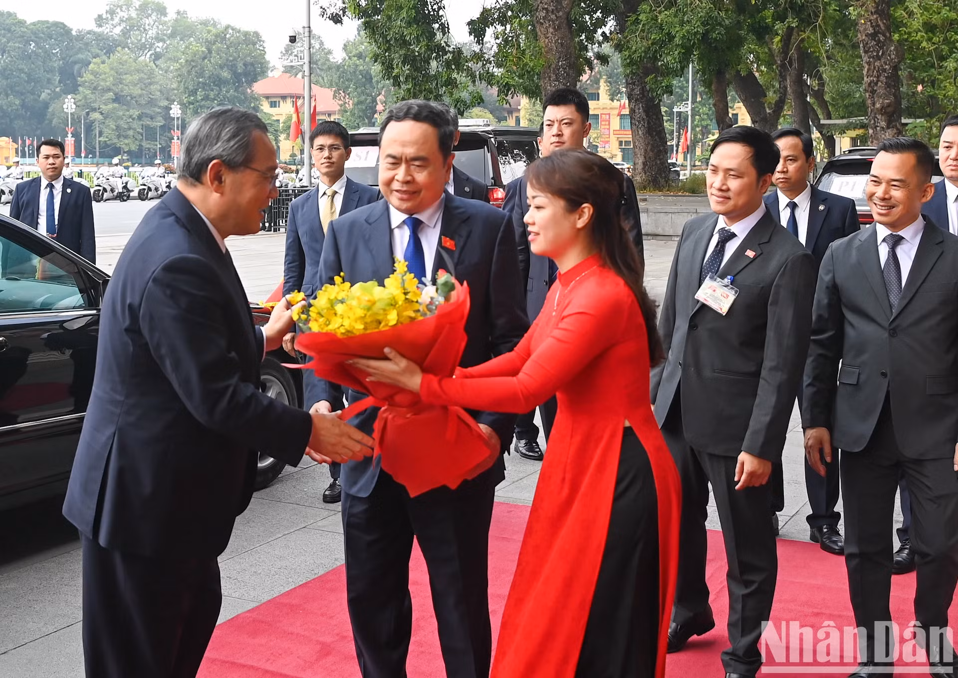 中国国务院总理李强接受鲜花。
