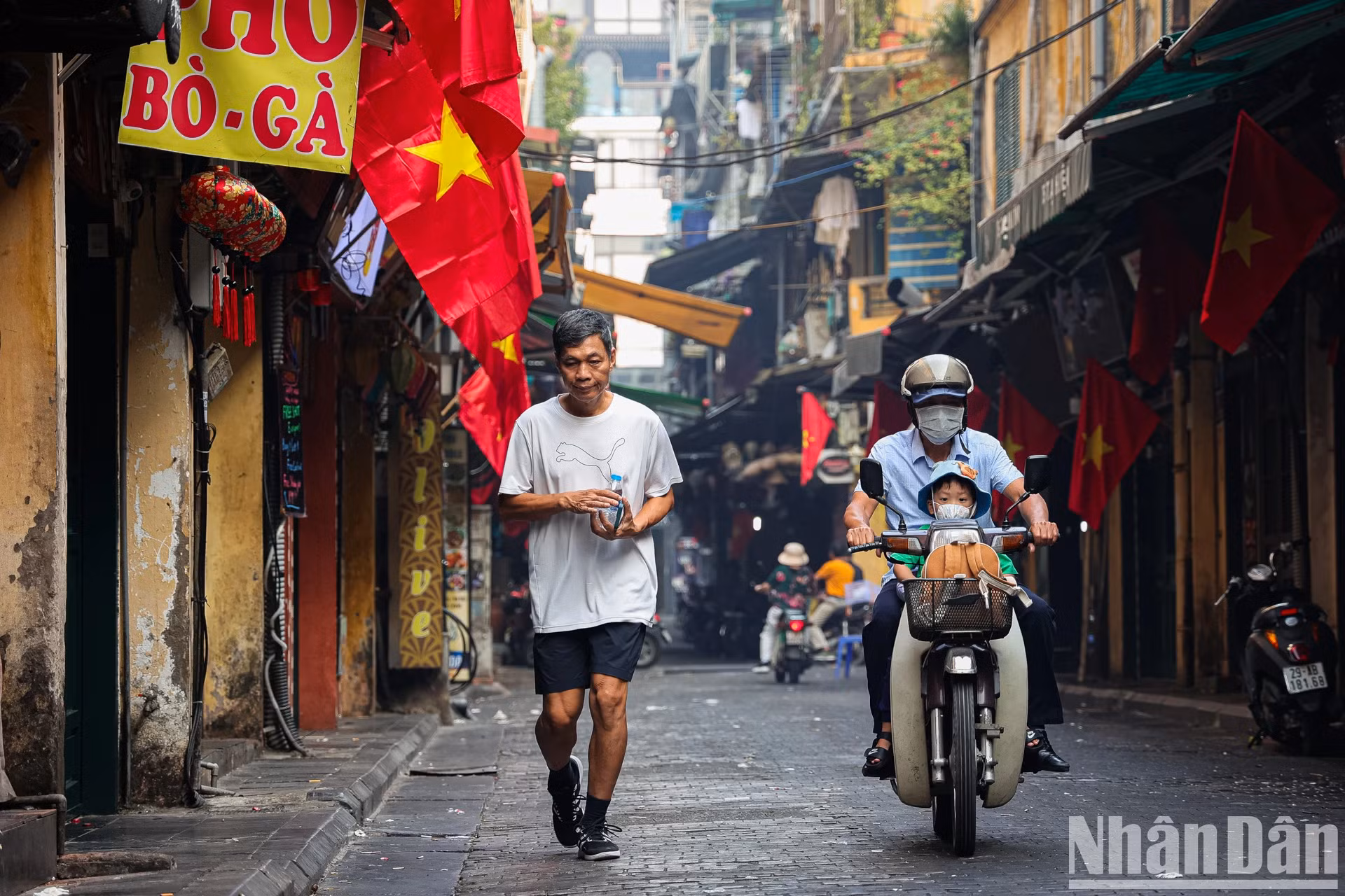 一名中年男子在谢现街上慢跑。