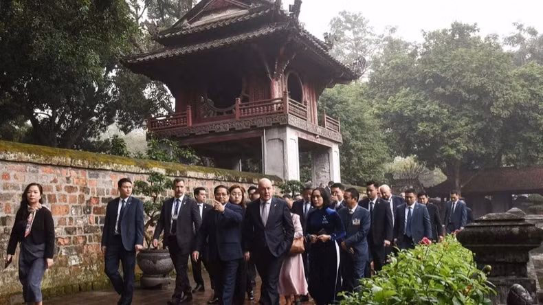 越南政府总理范明正向新西兰总理卢克森介绍关于文庙-国子监的信息。