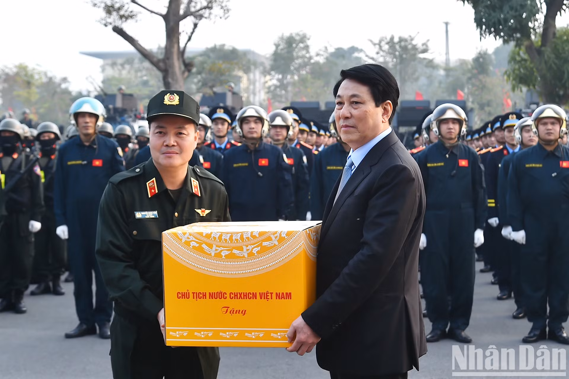 国家主席梁强向机动警察司令部官兵赠送礼物。
