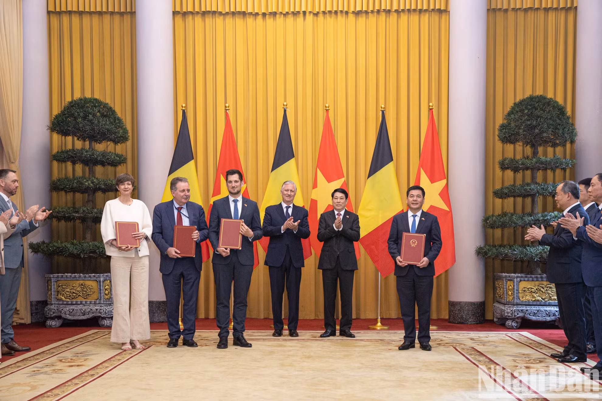 工贸部部长阮宏延同布鲁塞尔首都大区首席大臣鲁迪·维尔乌特,瓦隆大区首席大臣Adrien Dolimont,弗拉芒大区布鲁塞尔及媒体事务部长Cieltje Van Achter互换“越南贸易促进局与弗拉芒投资贸易局、瓦隆州出口与外国投资促进局、布鲁塞尔商业支持机构之间的谅解合作备忘录”。 工贸部部长阮宏延同布鲁塞尔首都大区首席大臣鲁迪·维尔乌特,瓦隆大区首席大臣Adrien Dolimont,弗拉芒大区布鲁塞尔及媒体事务部长Cieltje Van Achter互换“越南贸易促进局与弗拉芒投资贸易局、瓦隆州出口与外国投资促进局、布鲁塞尔商业支持机构之间的谅解合作备忘录”。