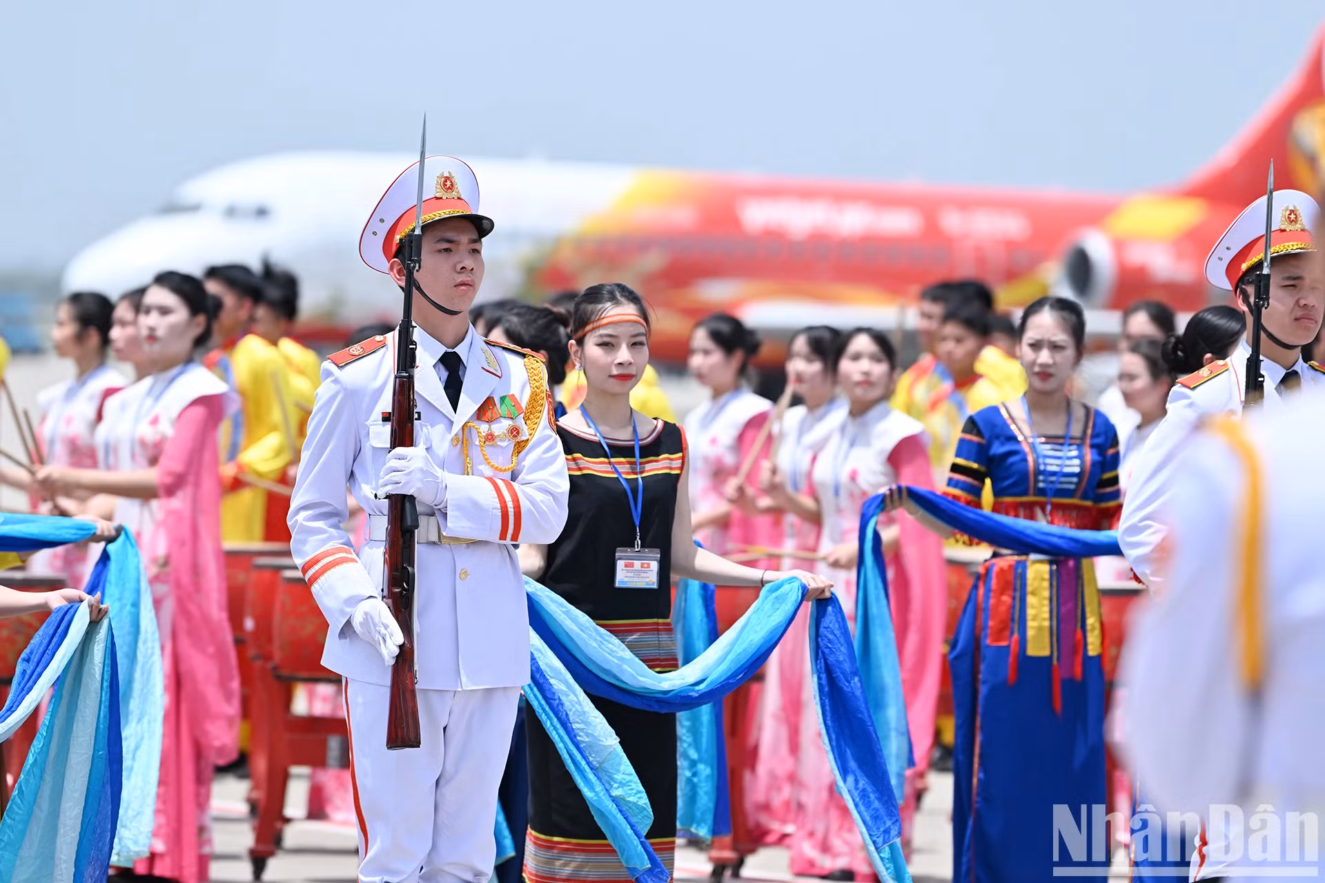 身穿越南各民族服装的54名少女欢迎中共中央总书记、中国国家主席习近平一行访越。