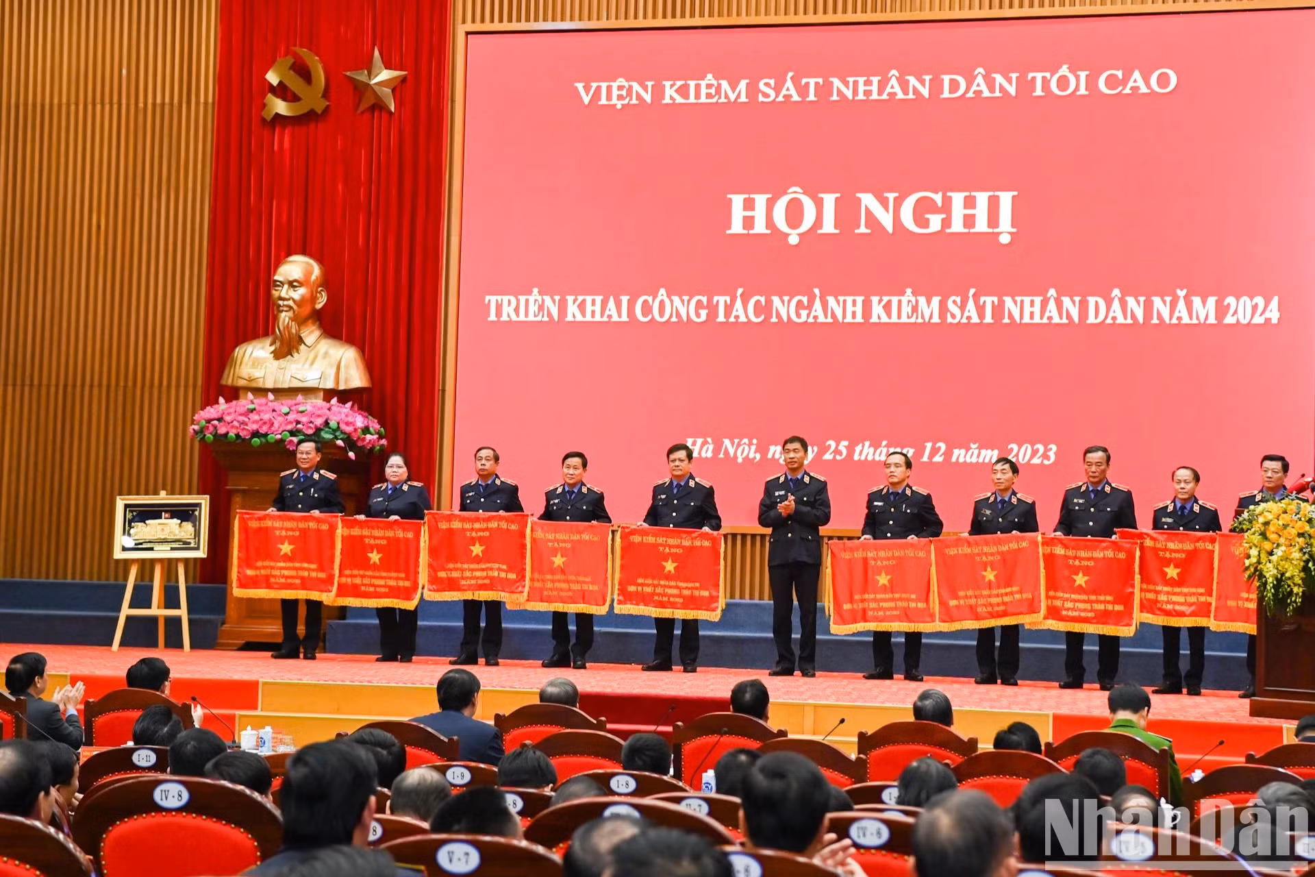 越南最高人民检察院检察长黎明智向取得优秀成绩的集体授予政府竞赛锦旗。