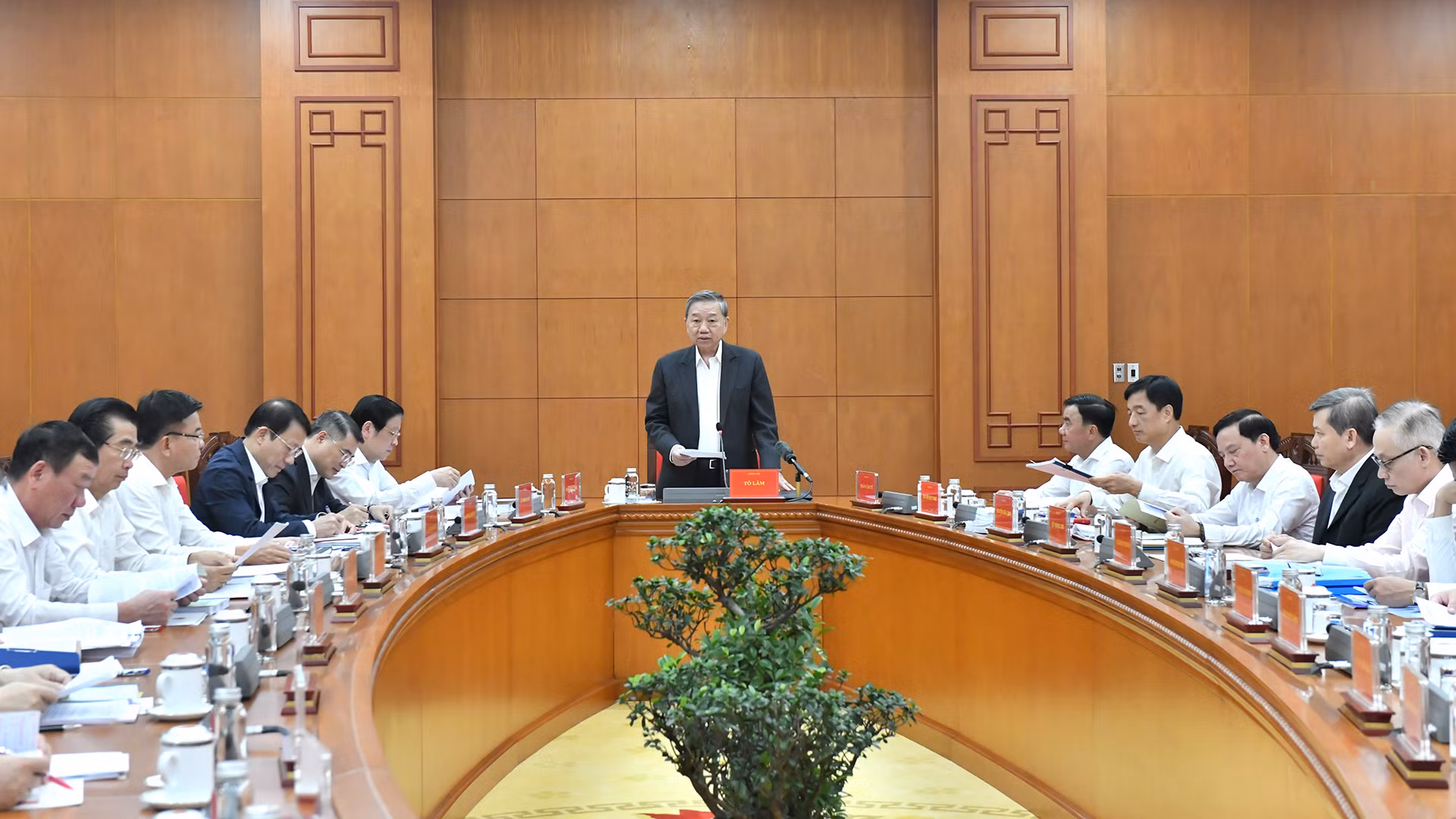 苏林总书记主持会议。