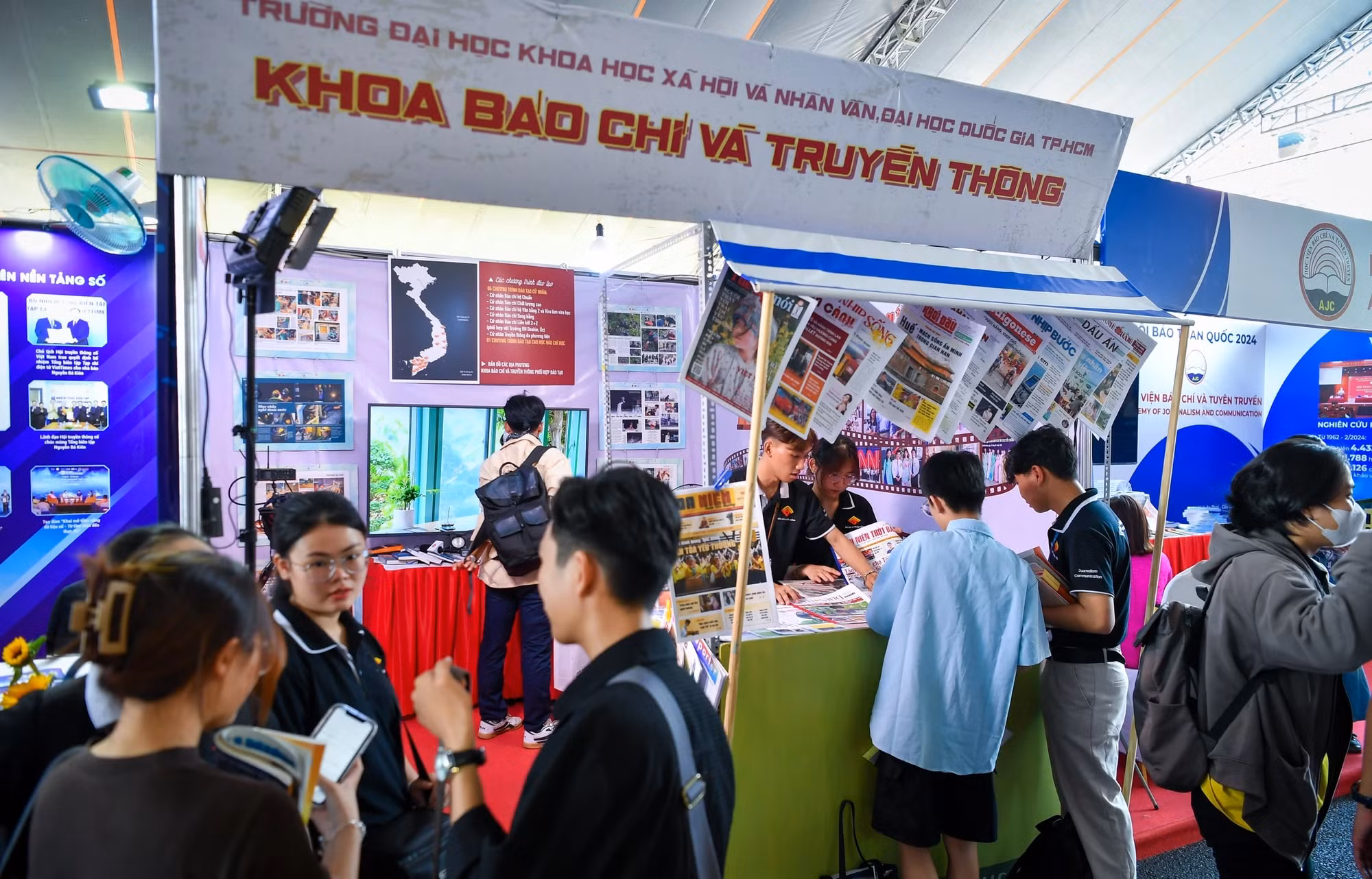 胡志明市国家大学社会与人文科学大学新闻媒体系的展位。 胡志明市国家大学社会与人文科学大学新闻媒体系的展位。