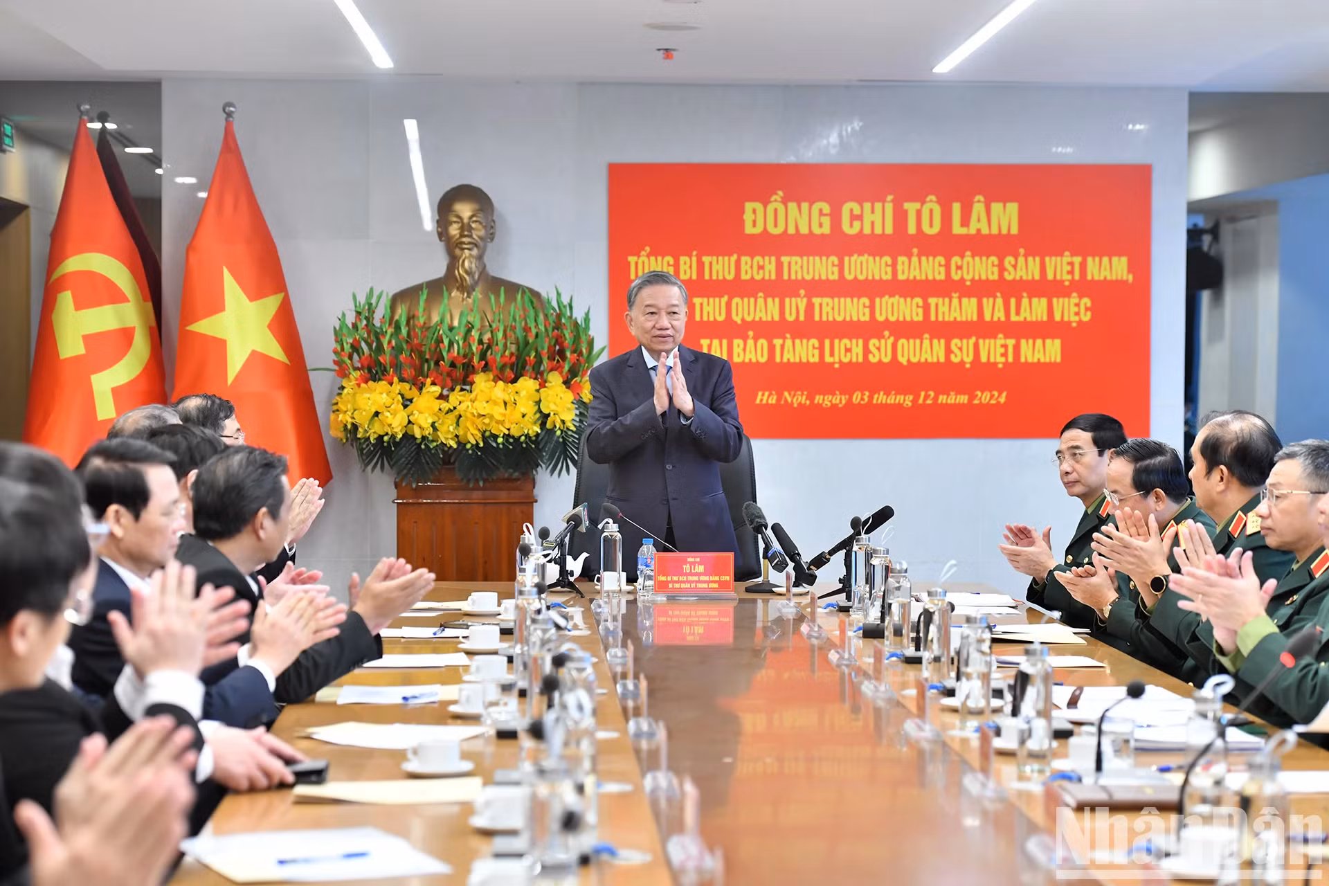 苏林总书记同越南军事历史博物馆干部、人员举行工作会议。