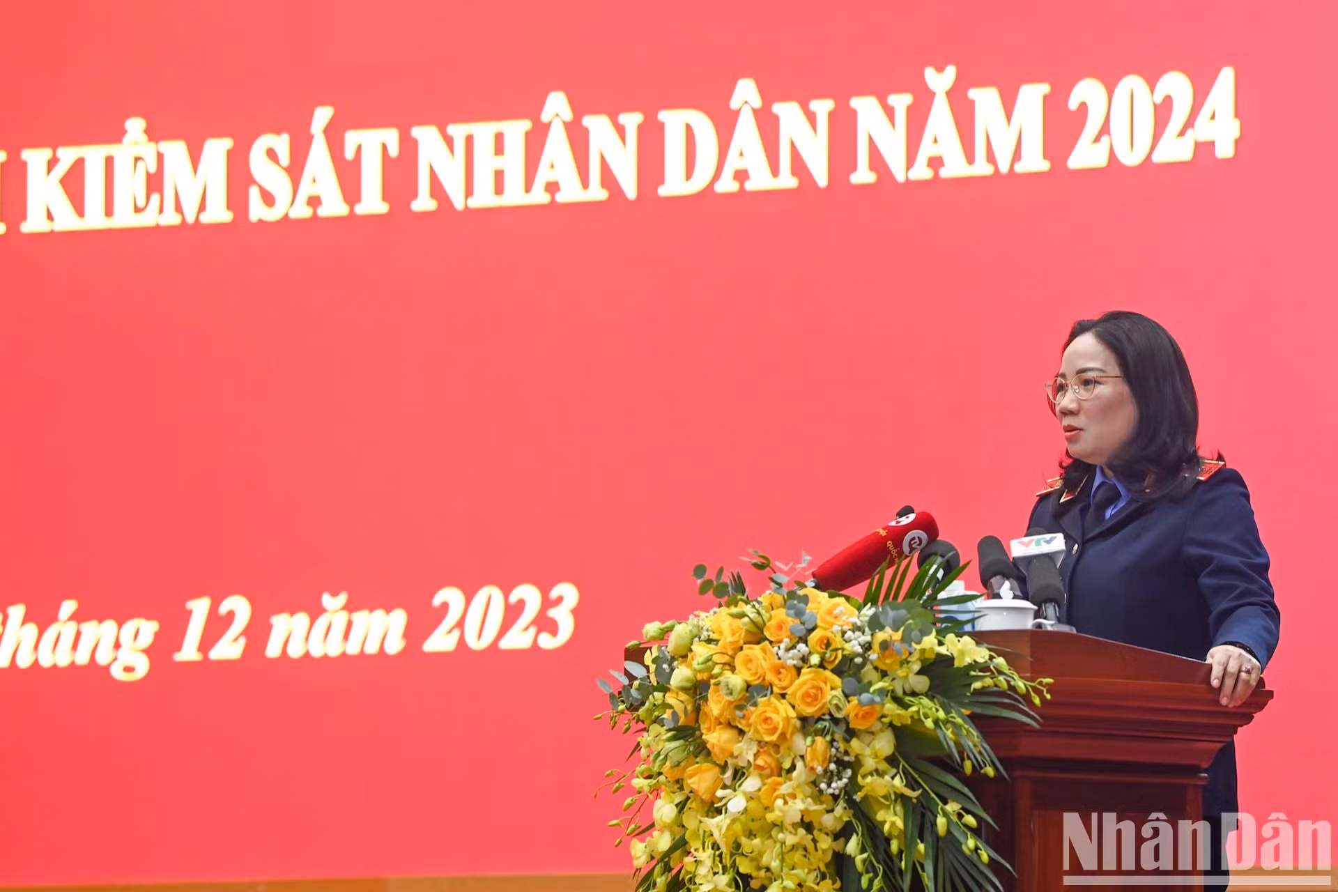 各单位代表在会议上发表讲话。